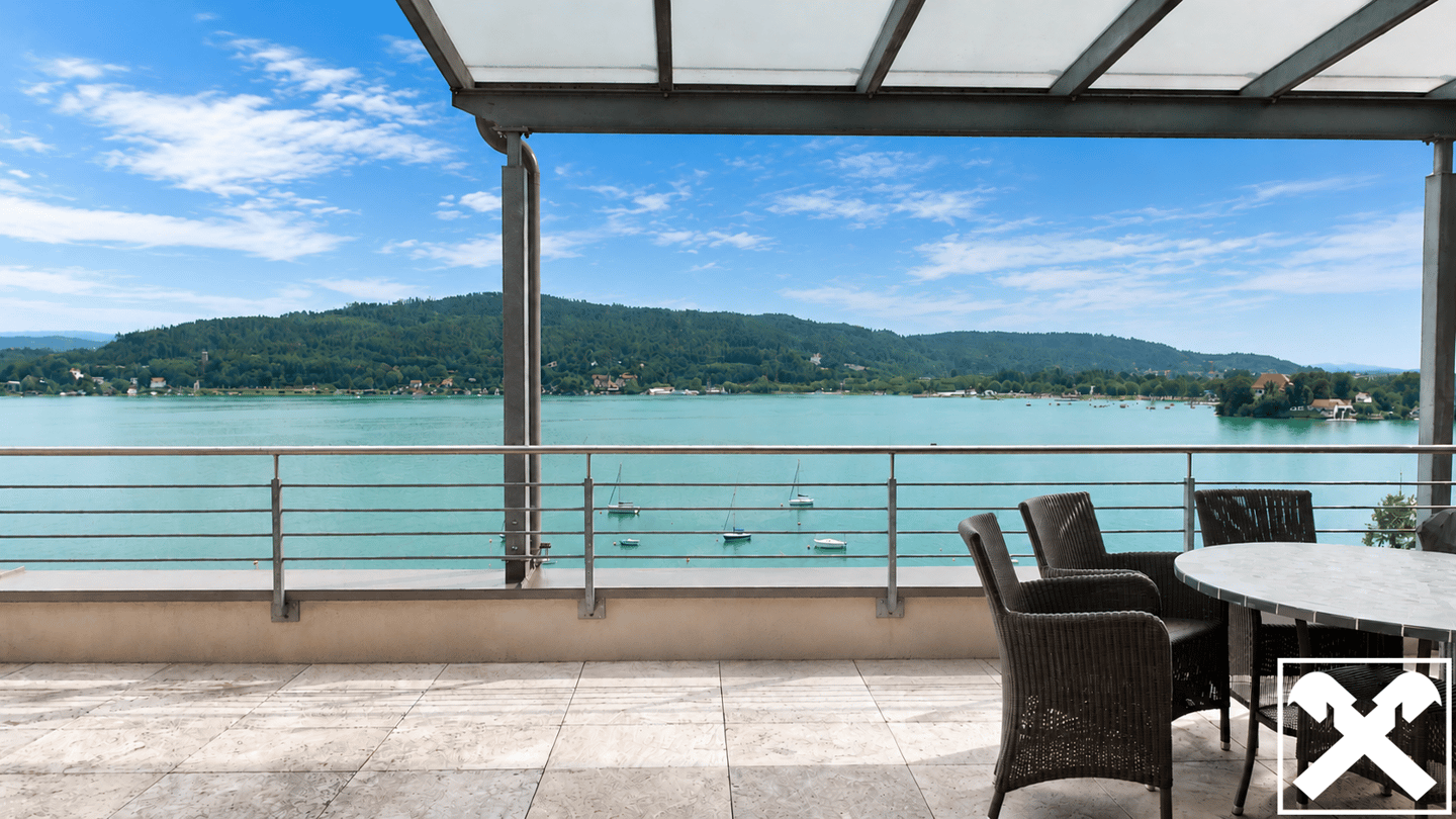 Penthouse with private lake access and panoramic view