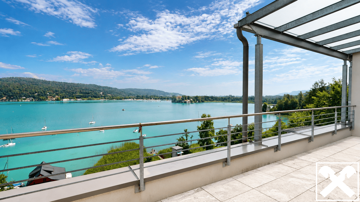 Penthouse with private lake access and panoramic view
