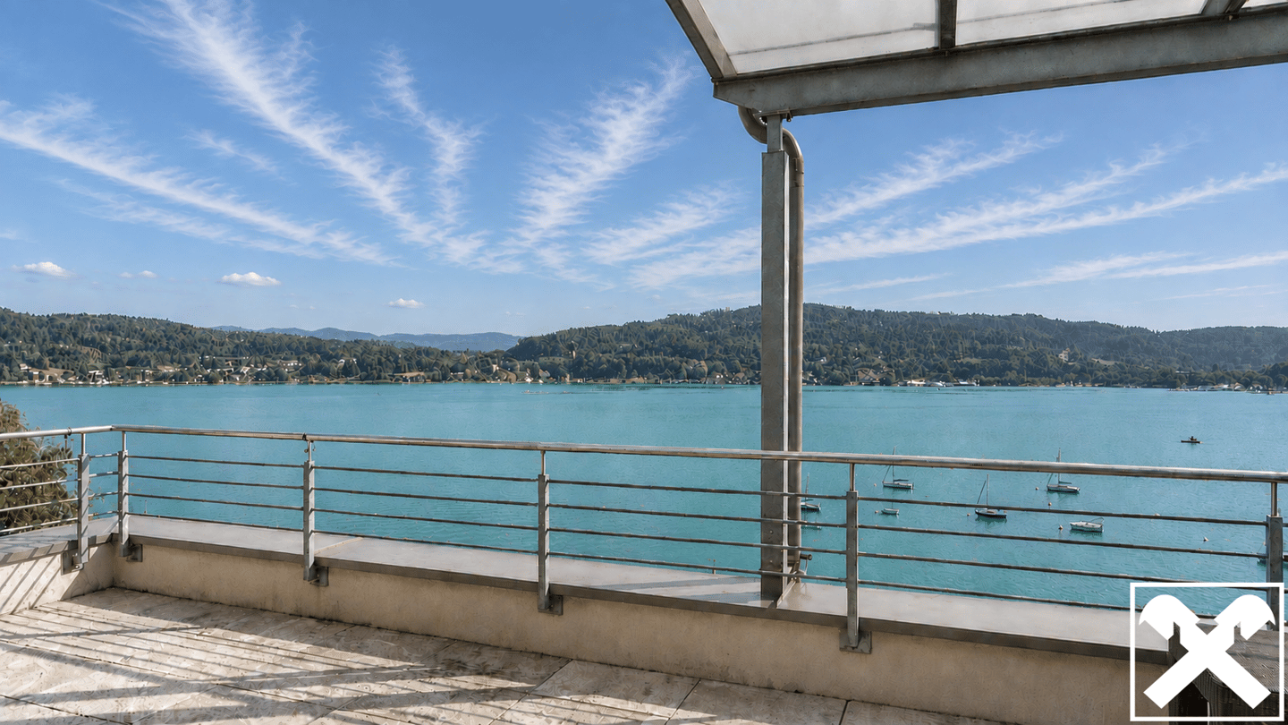 Penthouse with private lake access and panoramic view