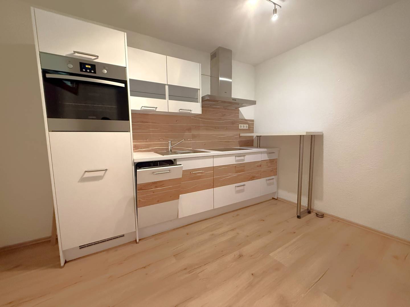 Peaceful Wohnung with balcony and new kitchen