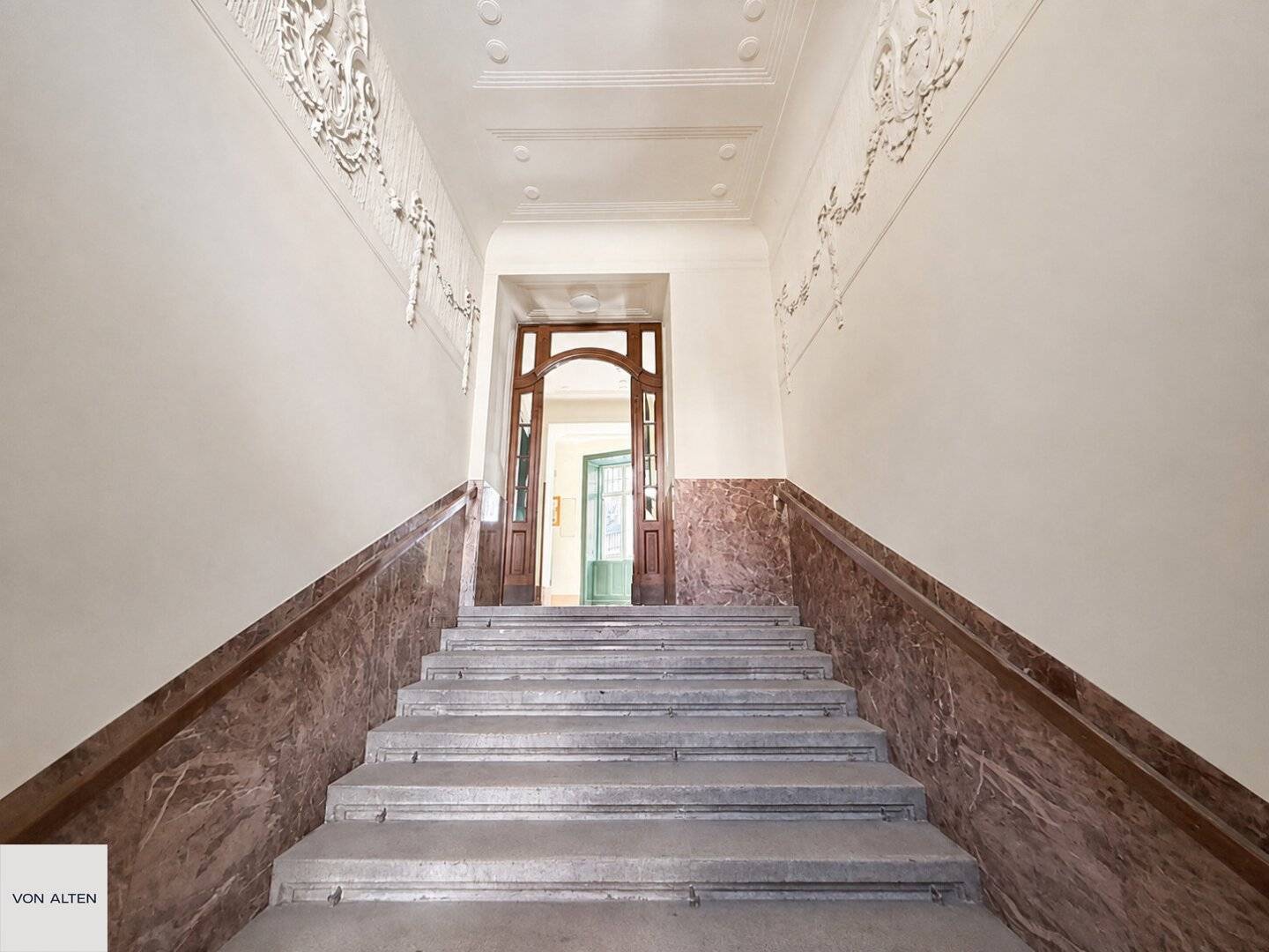 Spacious 2-room period apartment with potential