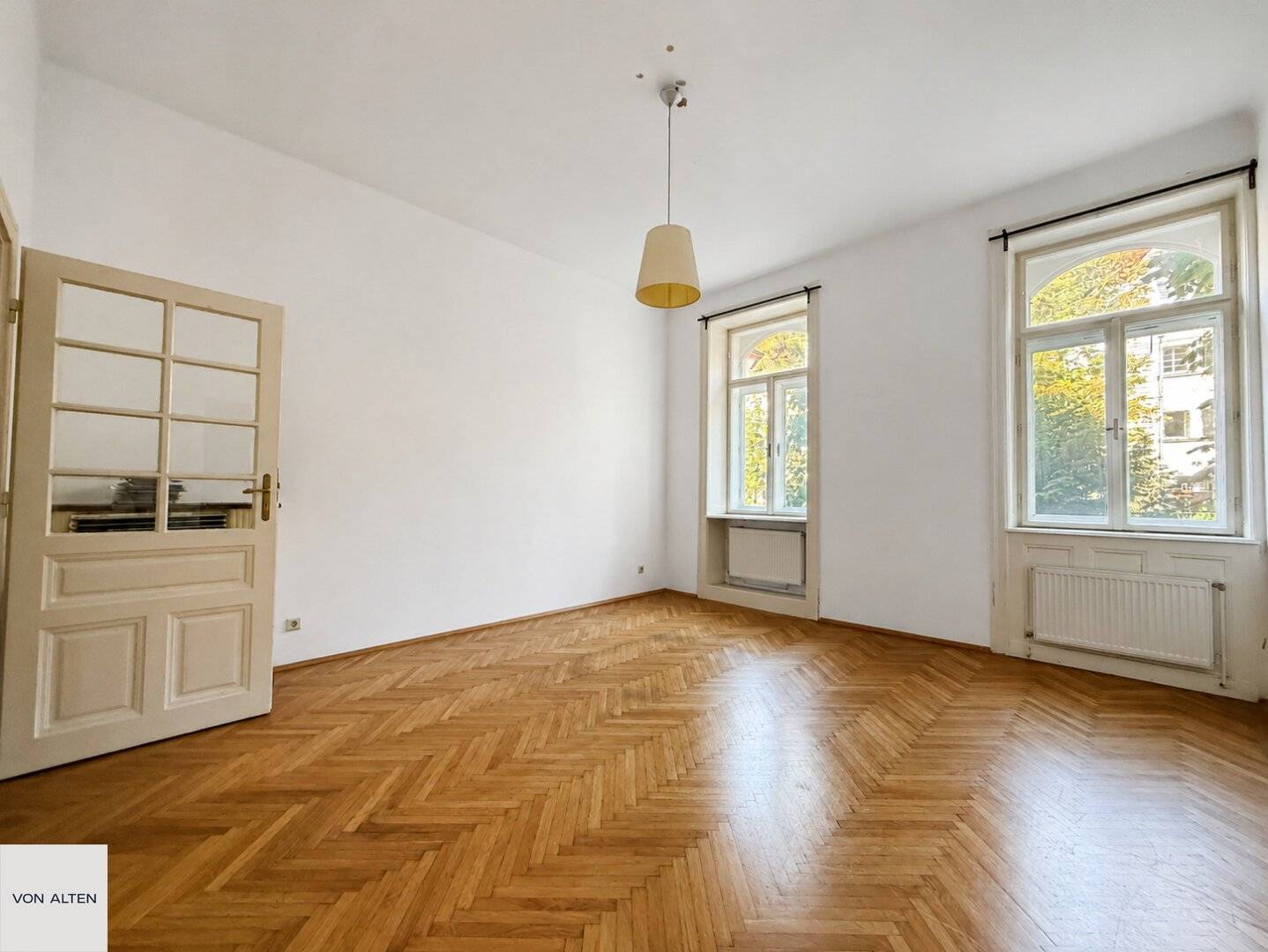 Spacious 2-room period apartment with potential