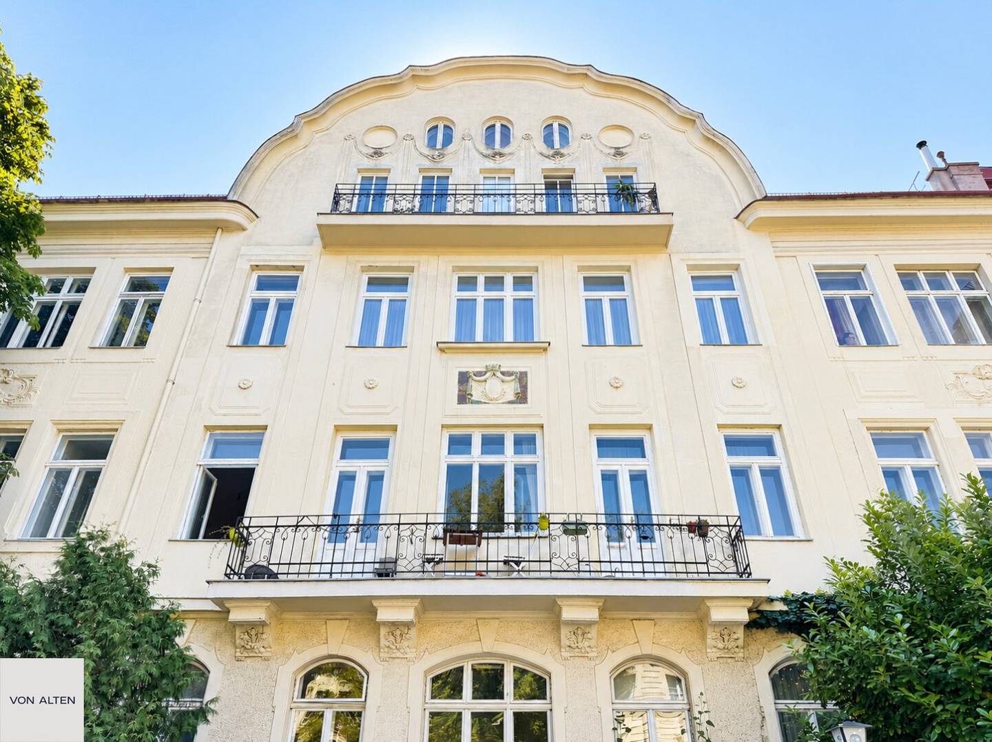 Spacious 2-room period apartment with potential