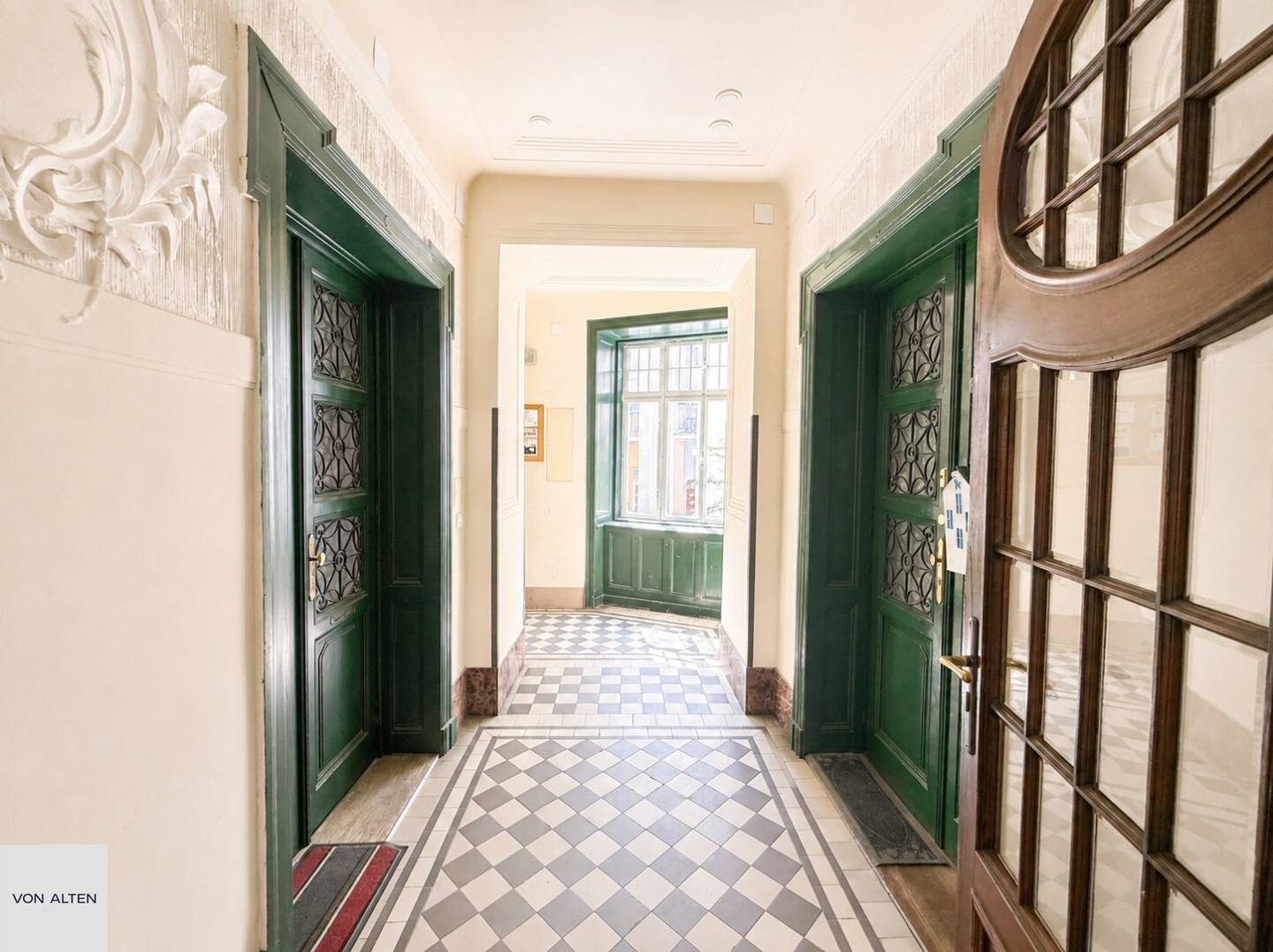 Spacious 2-room period apartment with potential