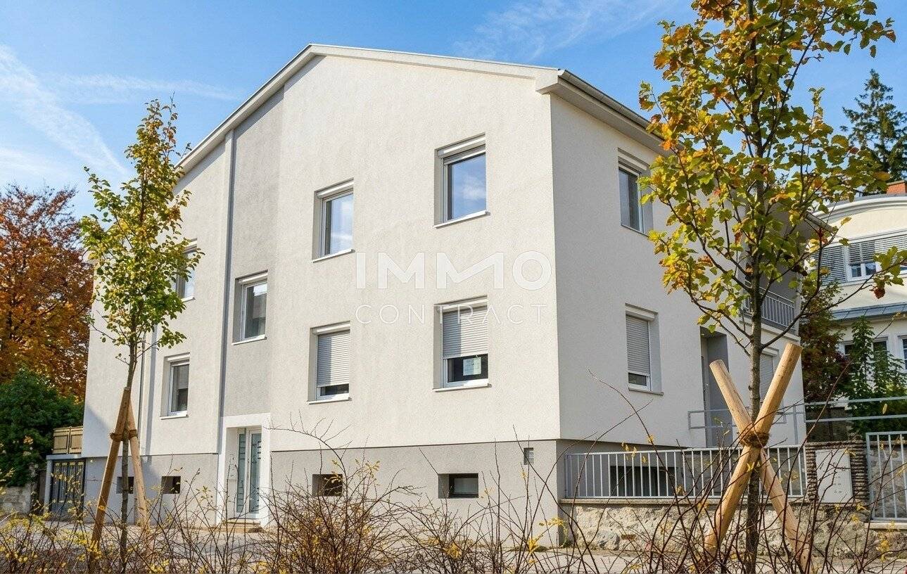 Modern 2-room office with balcony &amp; 2 parking spaces in the Government District