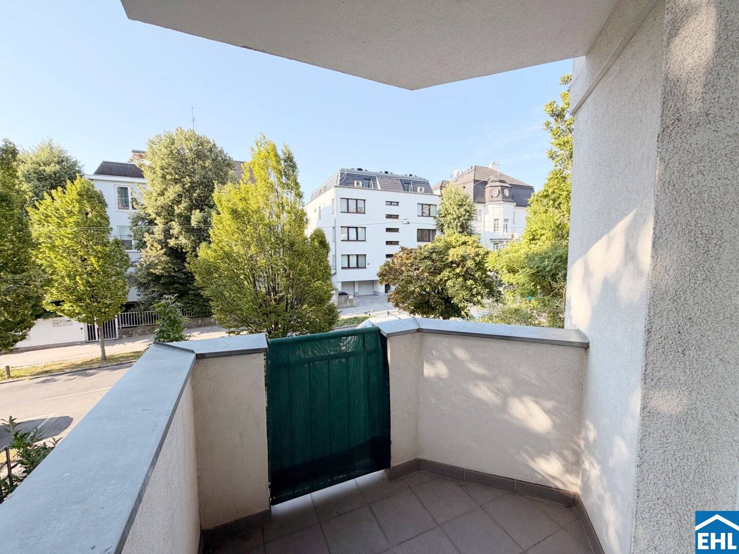 2-room living dream with balcony in prime Döbling location