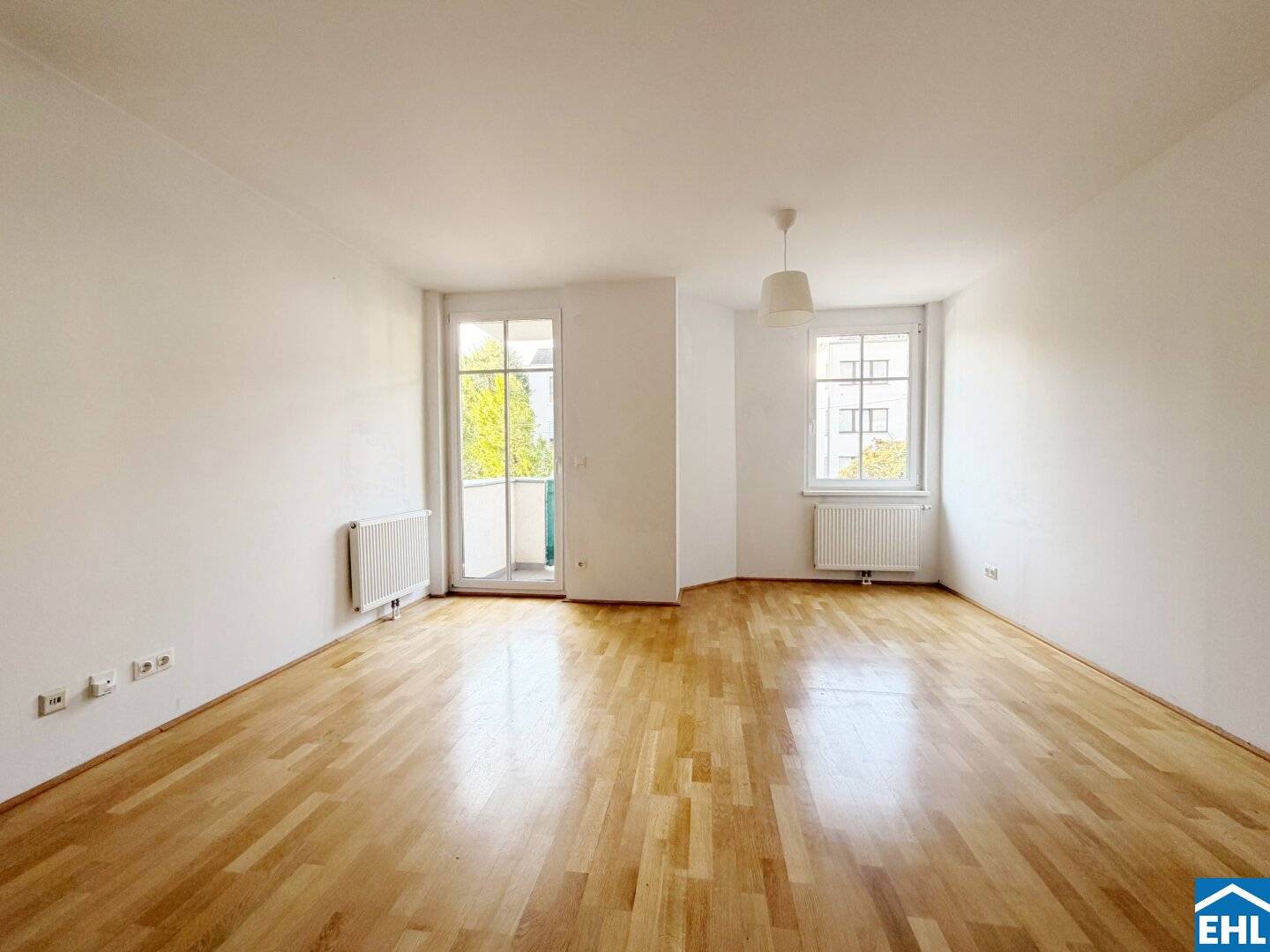 2-room living dream with balcony in prime Döbling location