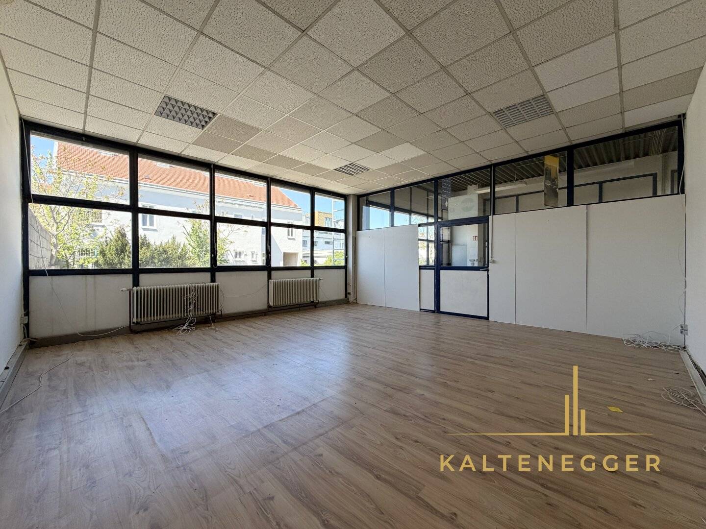Spacious warehouse and office building with approx. 518 m² in courtyard location – versatile use
