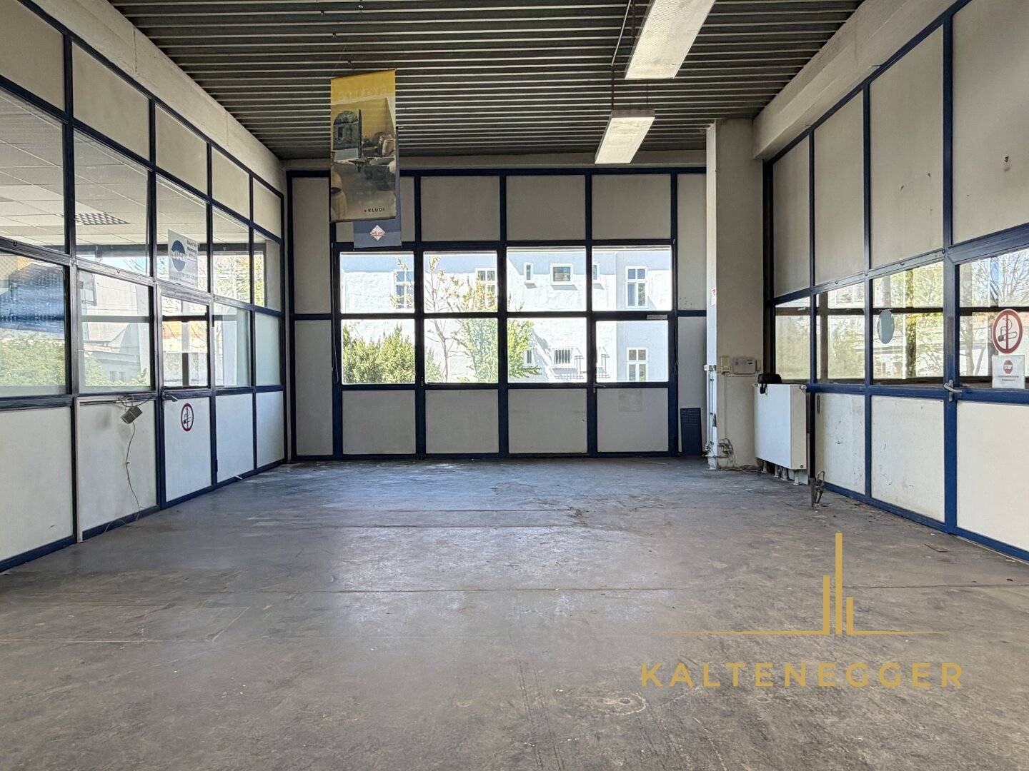 Spacious warehouse and office building with approx. 518 m² in courtyard location – versatile use
