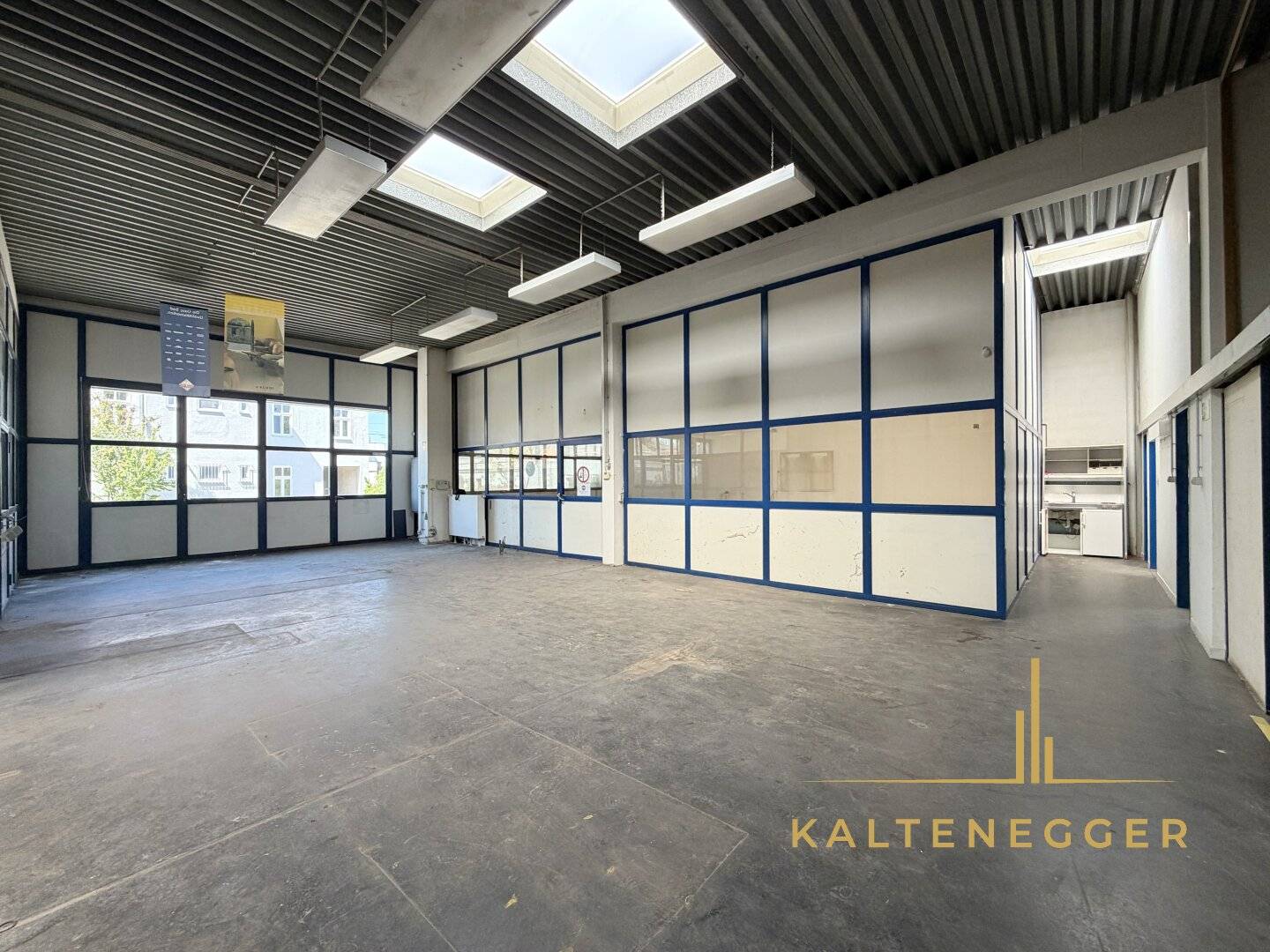 Spacious warehouse and office building with approx. 518 m² in courtyard location – versatile use