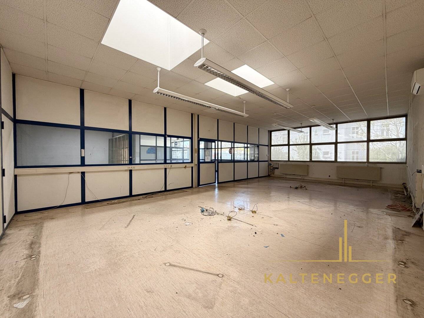 Spacious warehouse and office building with approx. 518 m² in courtyard location – versatile use