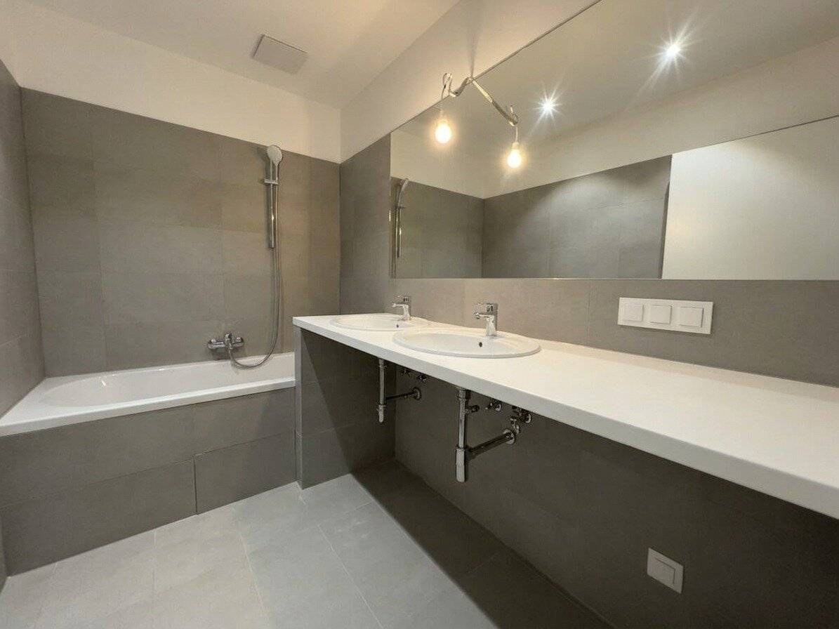 Perfectly laid out 3-room apartment with cooling just a few steps from U4/U6 Längenfeldgasse ideal for shared flats