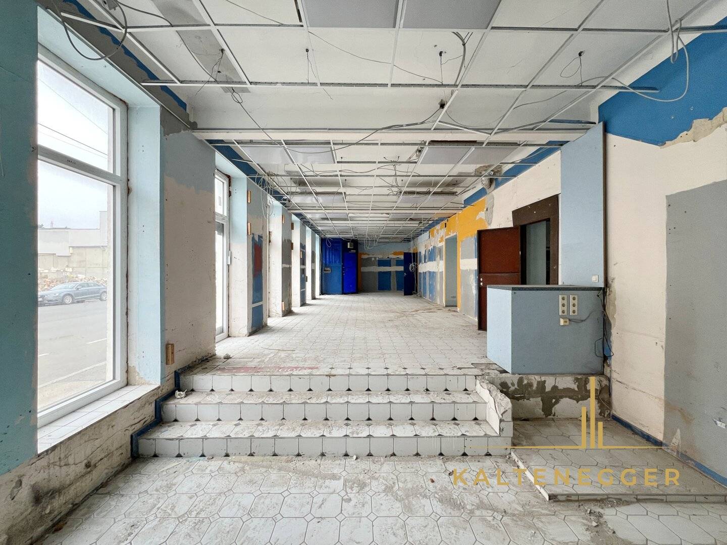 Versatile street-level commercial space approx. 130 m² ideal as storage, studio, hobby room or pop-up store