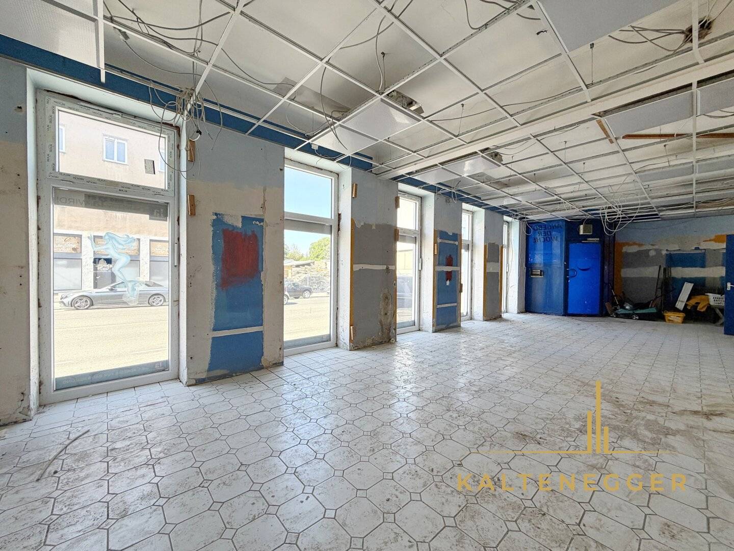 Versatile street-level commercial space approx. 130 m² ideal as storage, studio, hobby room or pop-up store
