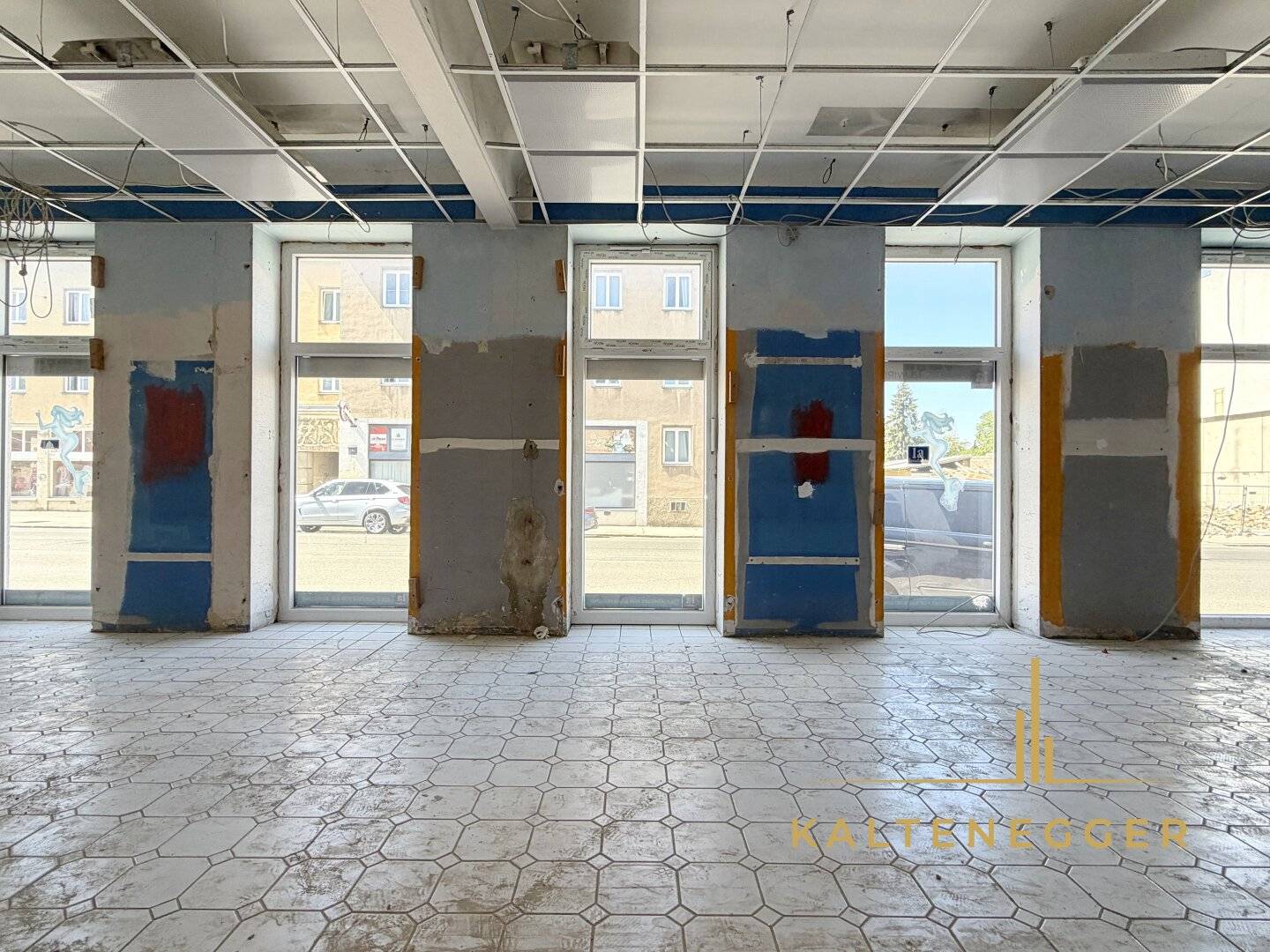 Versatile street-level commercial space approx. 130 m² ideal as storage, studio, hobby room or pop-up store