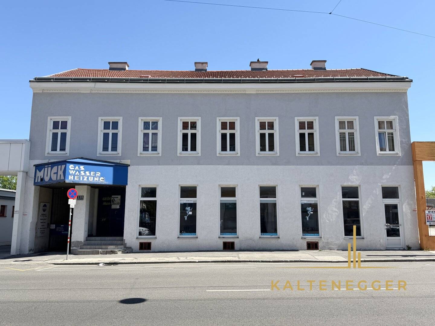 Versatile street-level commercial space approx. 130 m² ideal as storage, studio, hobby room or pop-up store