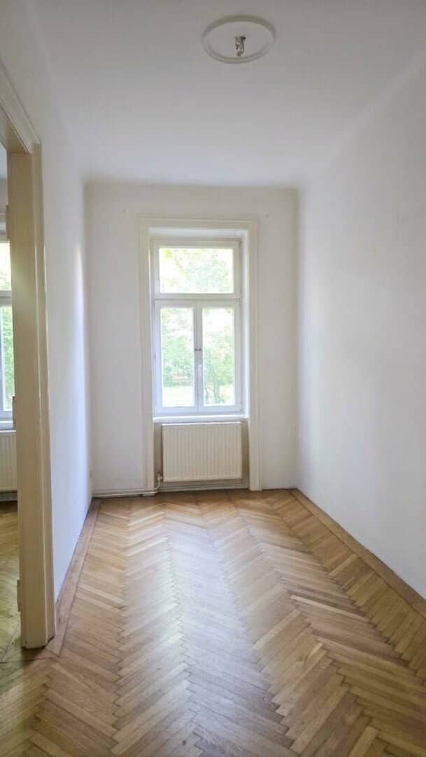 Charming 3 room apartment with 1,000m2 communal garden in 1140 Vienna – renovation project with potential