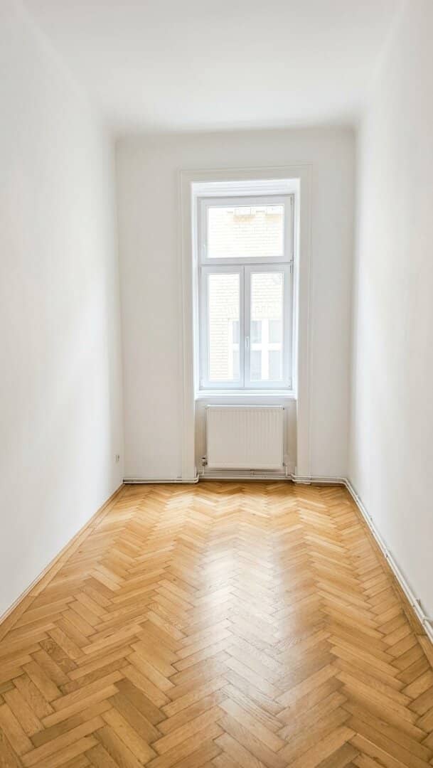 Charming 3 room apartment with 1,000m2 communal garden in 1140 Vienna – renovation project with potential