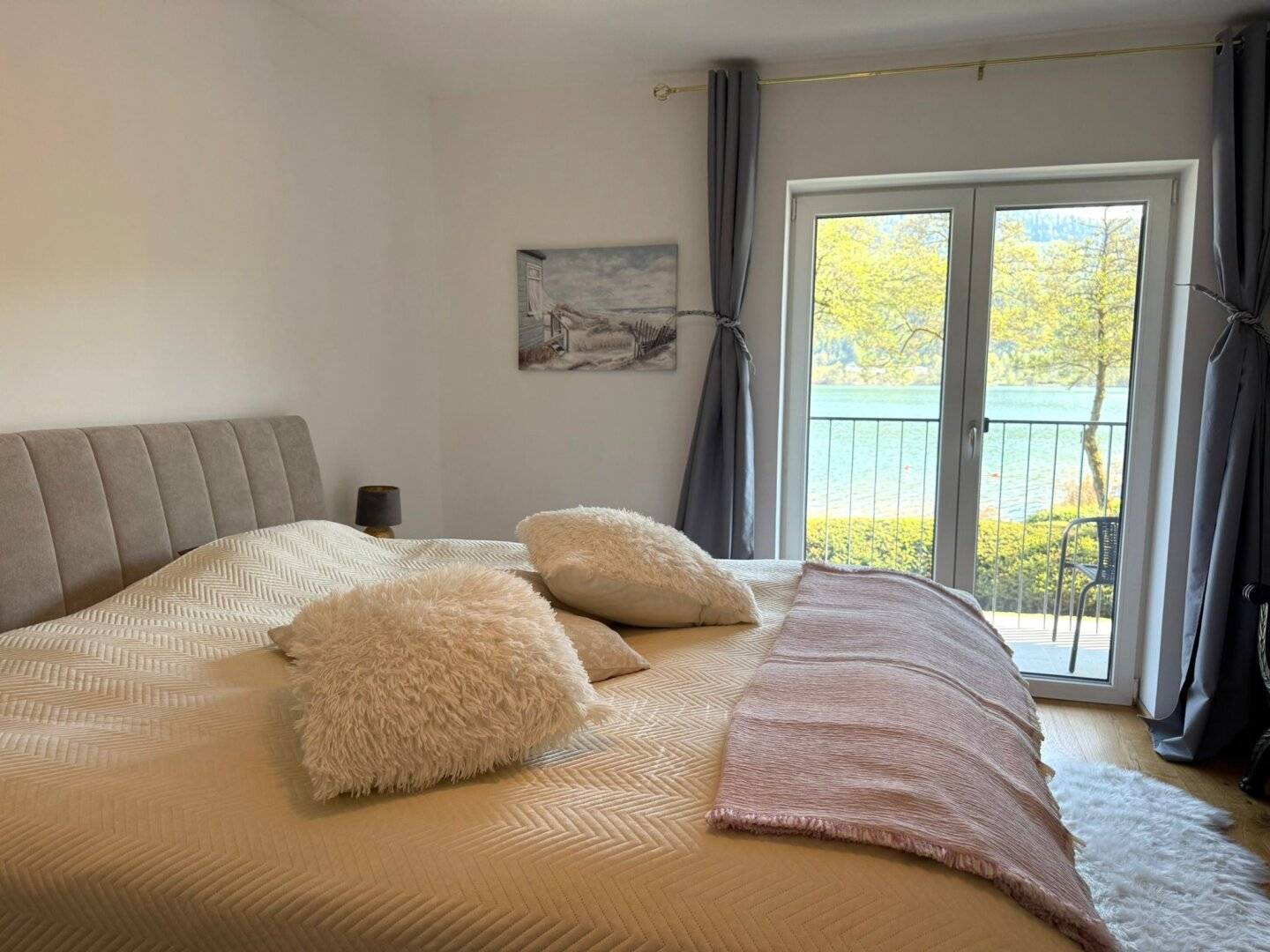 Stunning 4-room apartment with generous outdoor areas and lake view