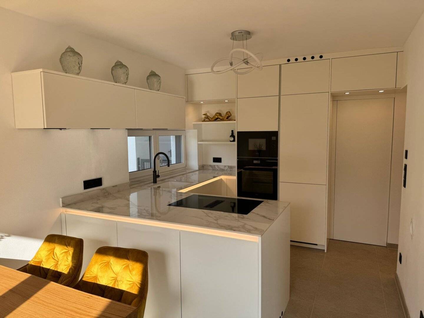 Stunning 4-room apartment with generous outdoor areas and lake view