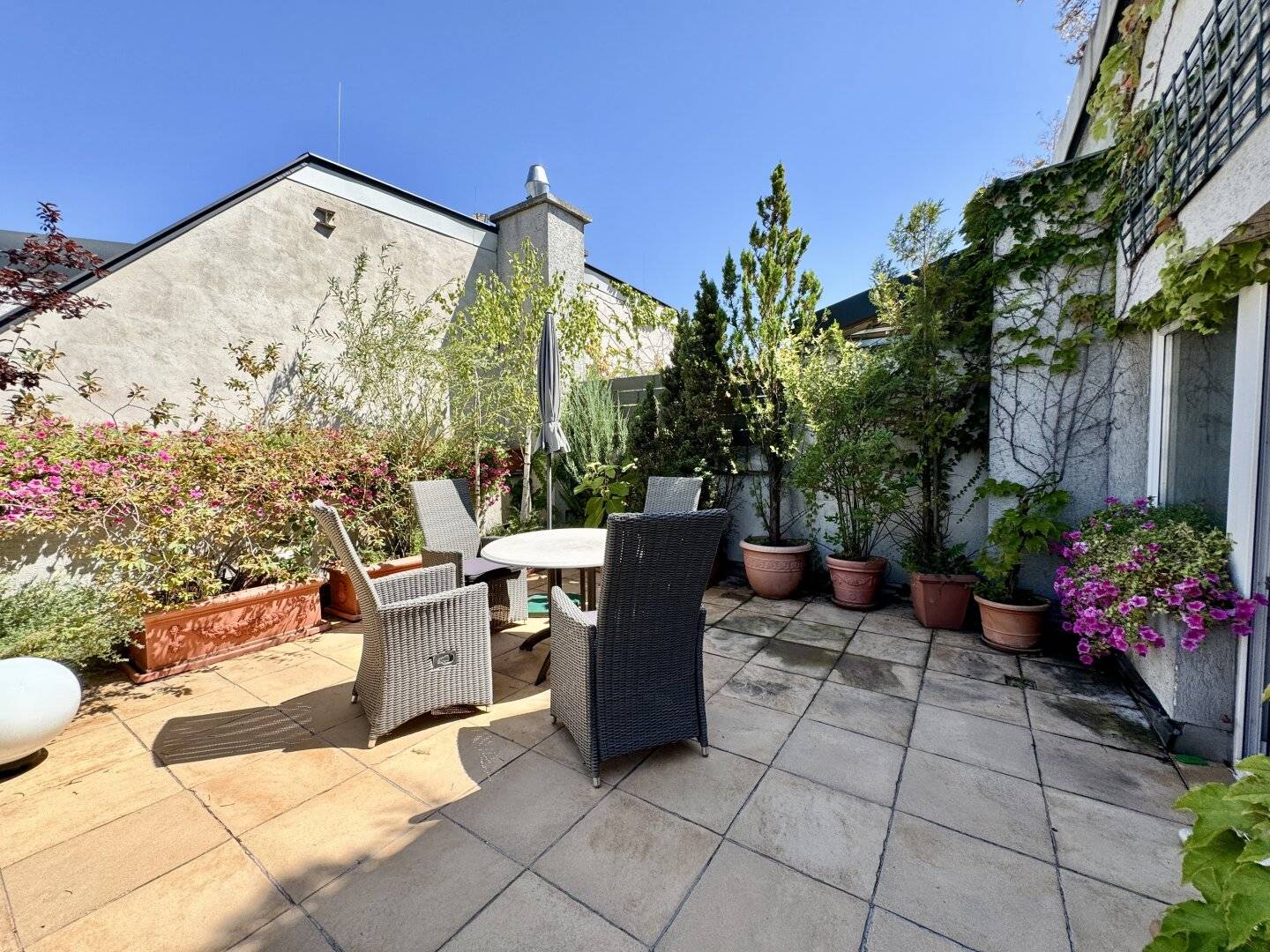 1040 Vienna, U1 Taubstummengasse / Graf-Starhemberg-Gasse Charming 100 m² new build apartment with 40 m² beautiful terrace and garage for sale