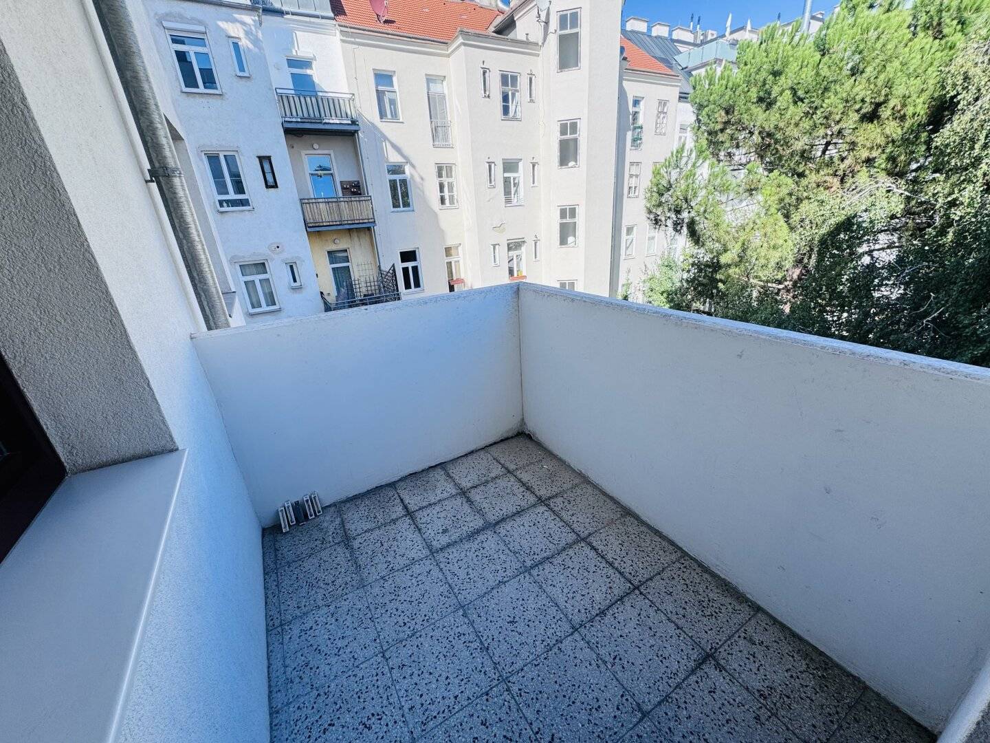 Newly renovated 3-room new build apartment with balcony in quiet courtyard location