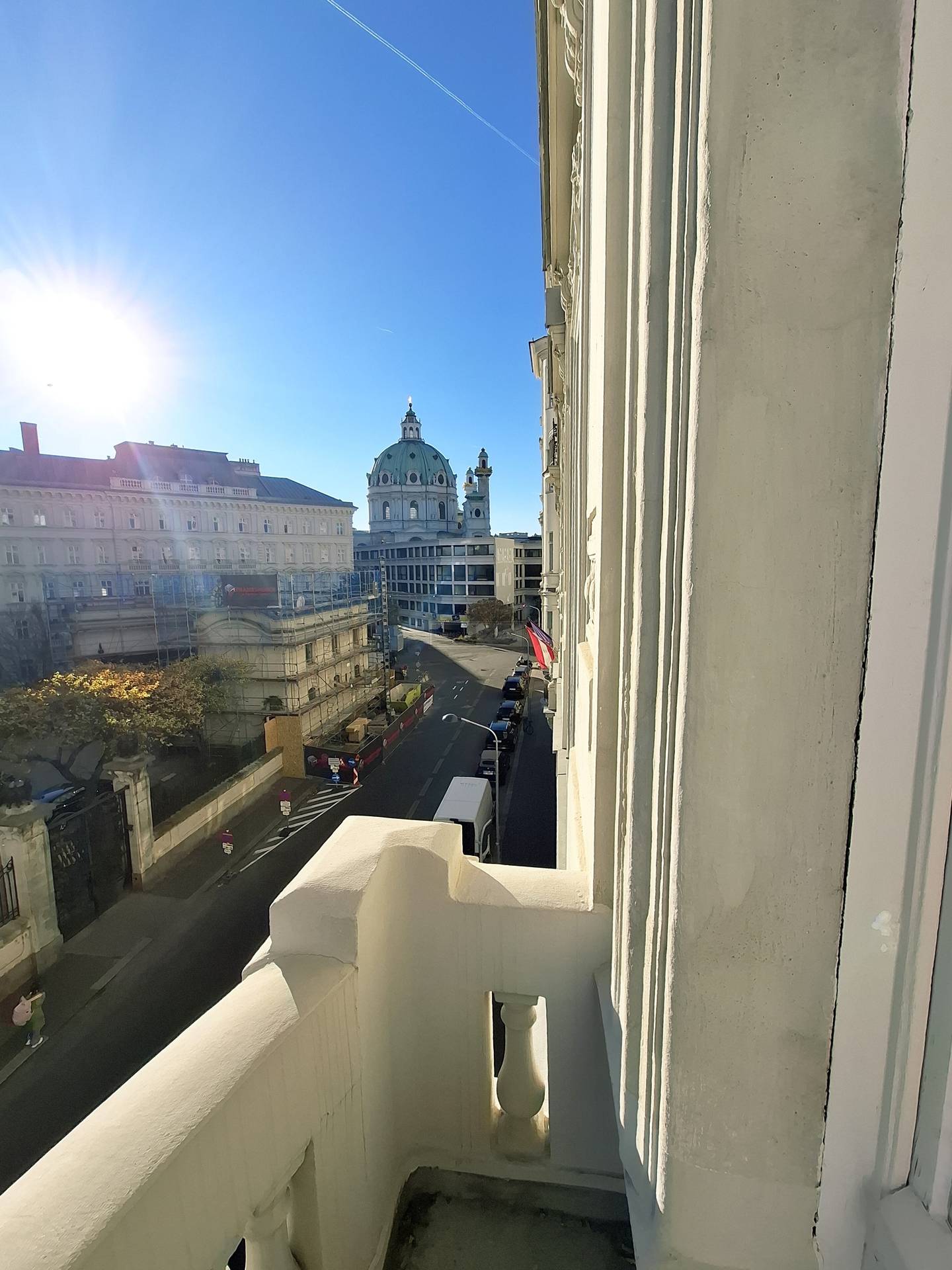 Altbauwohnung mit Balkonblick auf Karlskirche und Platz
