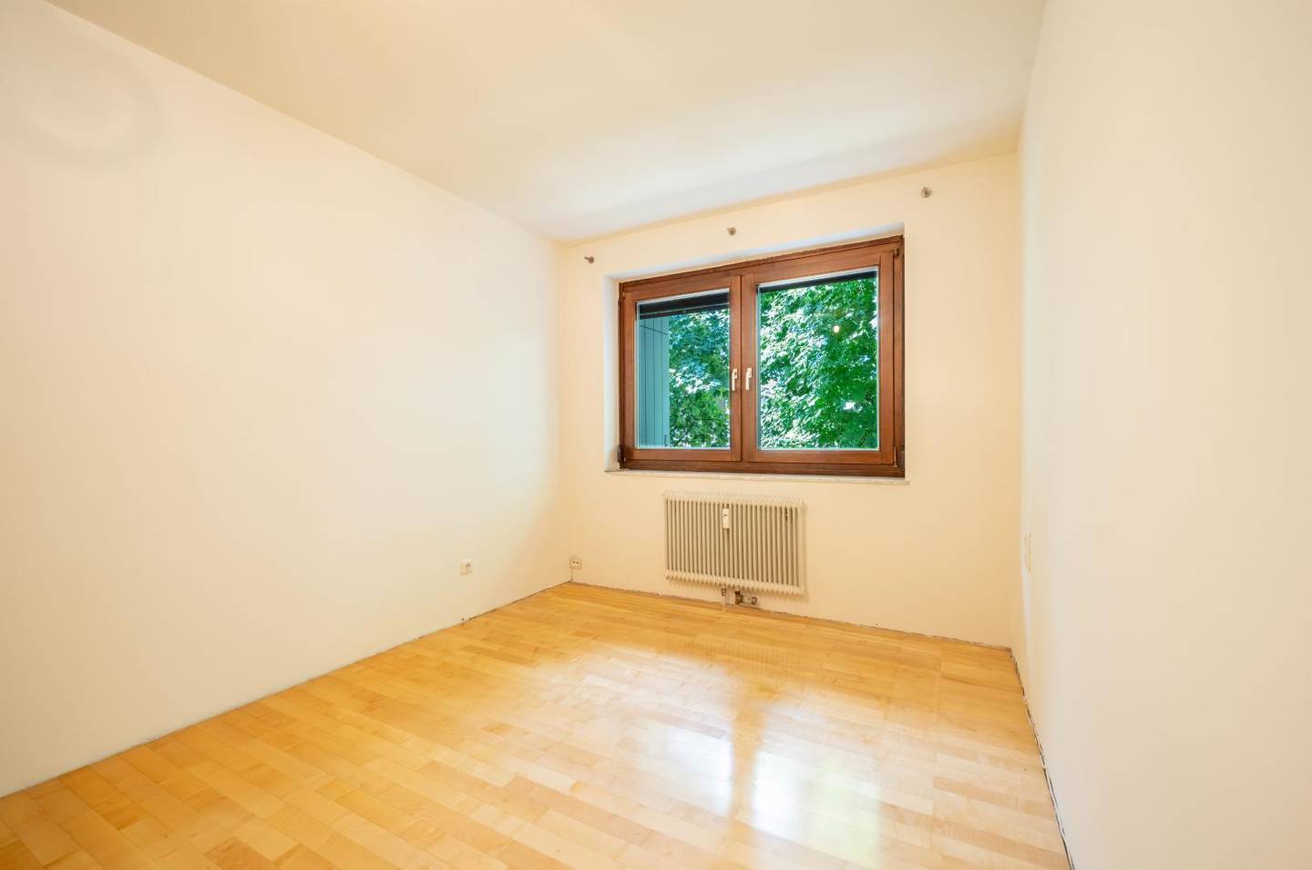 Bright apartment with large loggia and green view
