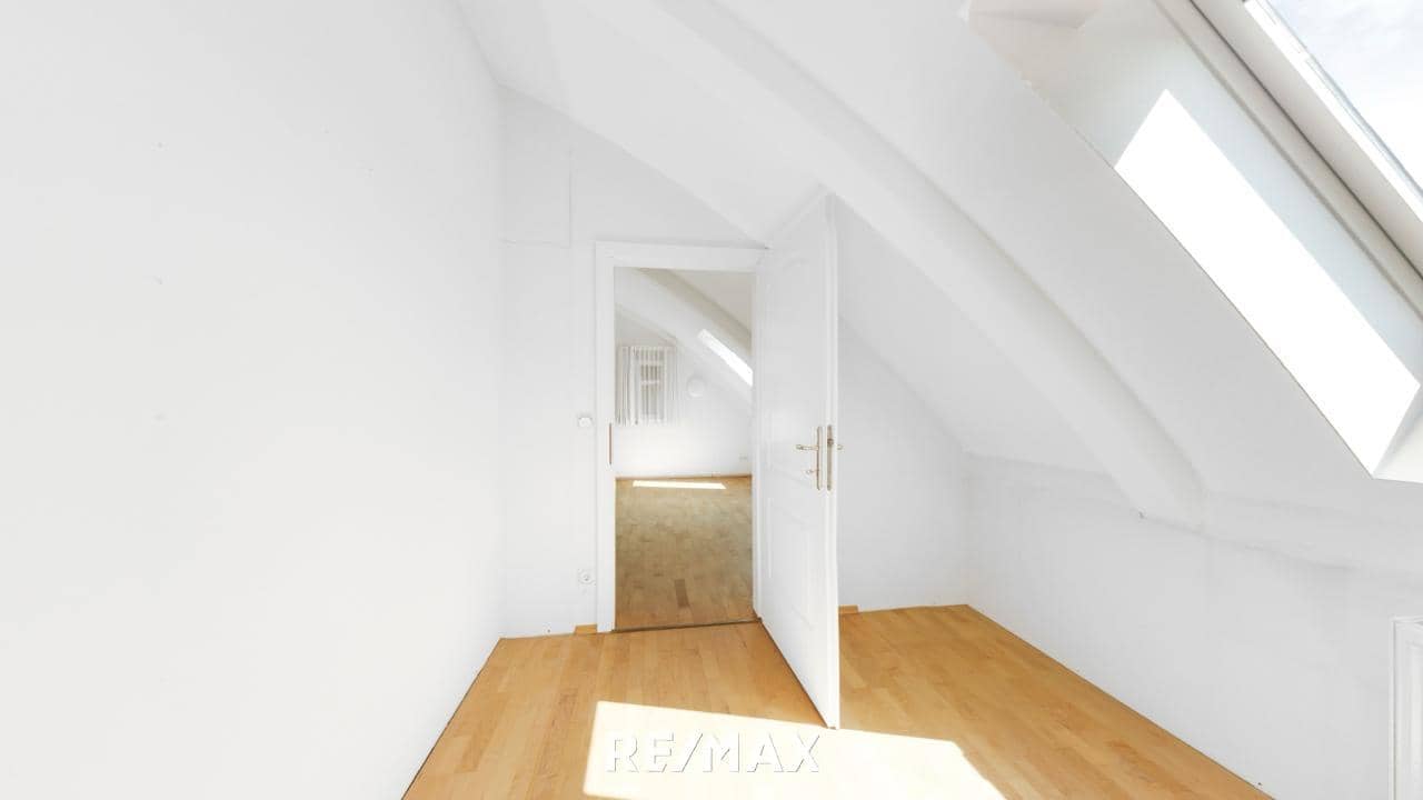 Bright penthouse apartment with south terrace and mountain view