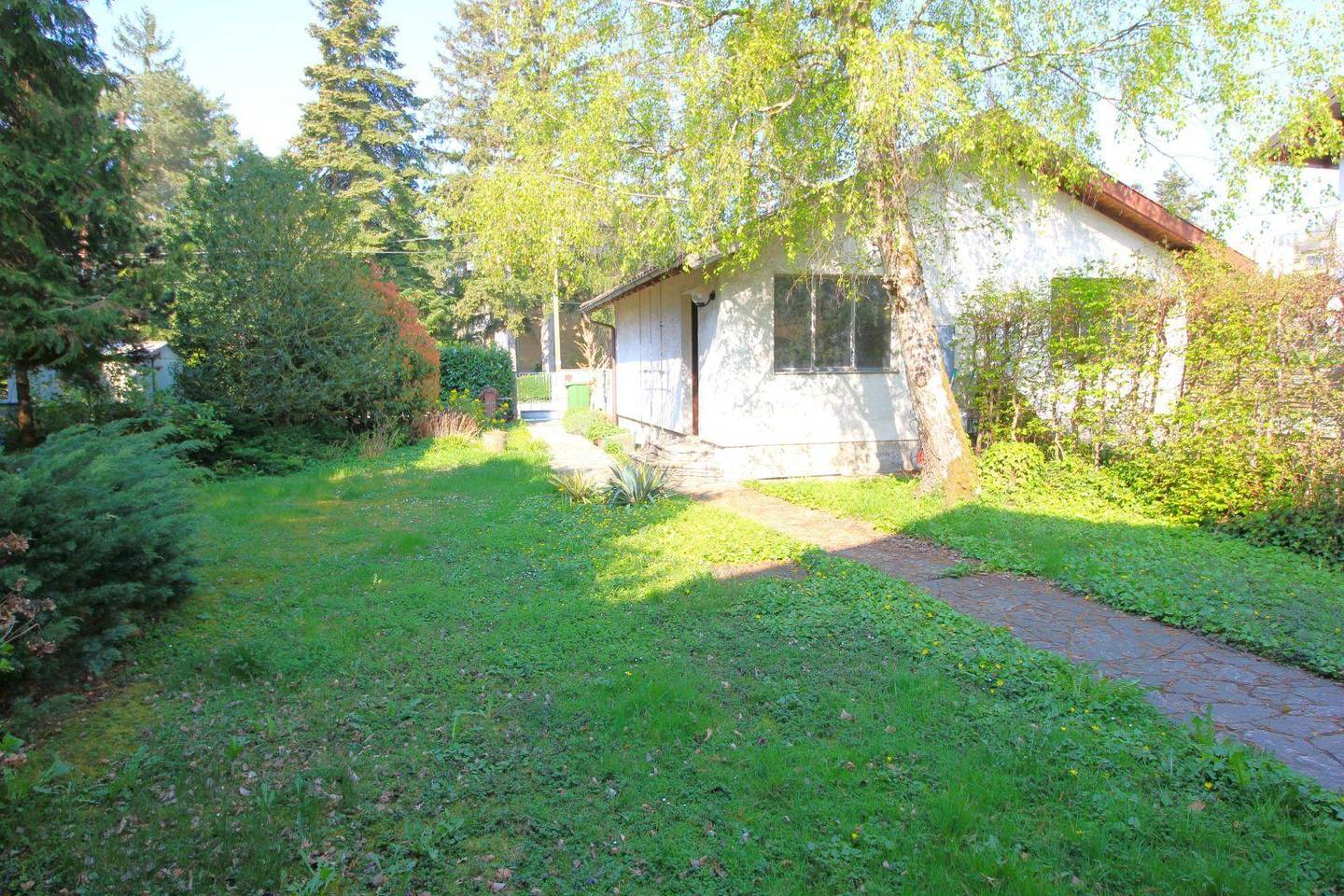 Gartenidylle mit Sauna und Garage Familienwohnung