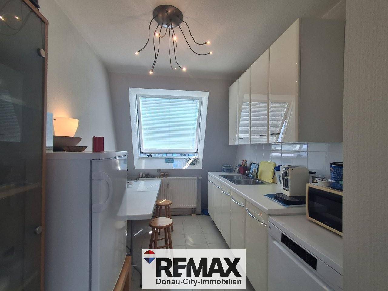 Bright Dachgeschosswohnung with expansive view near Alte Donau