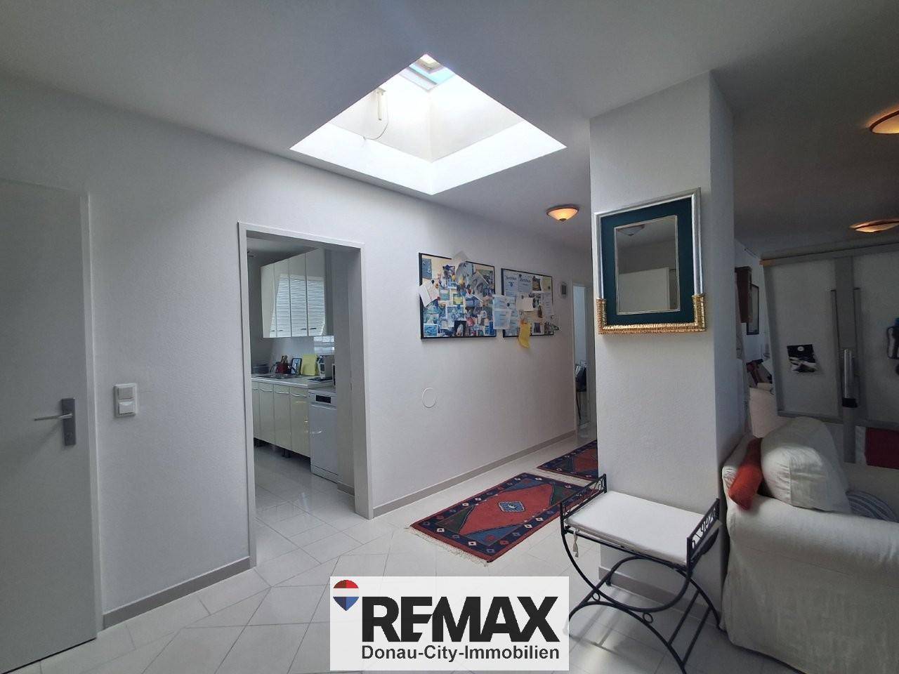 Bright Dachgeschosswohnung with expansive view near Alte Donau