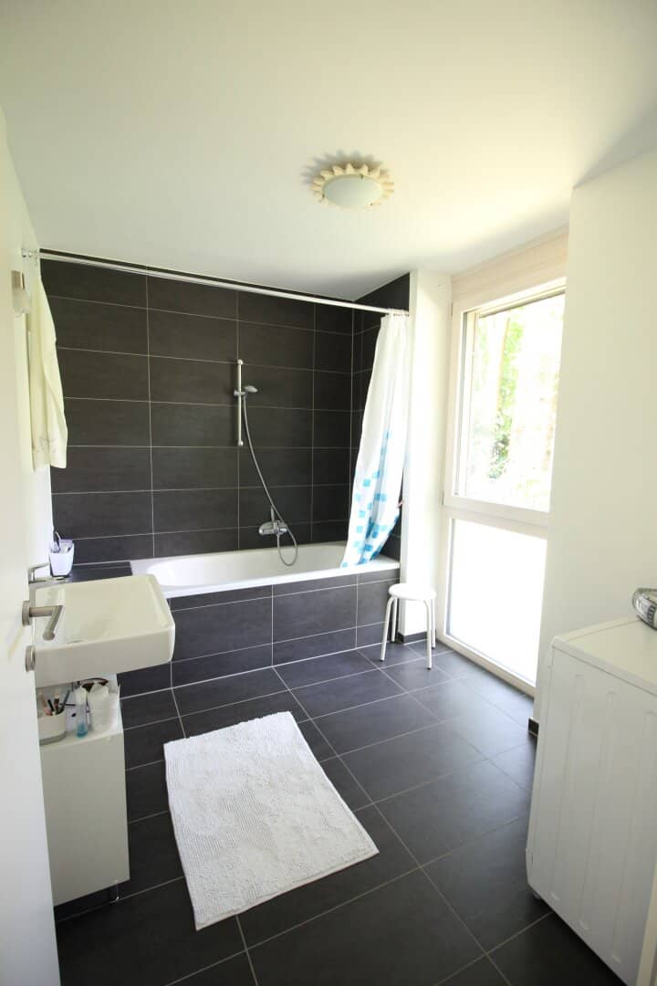 High-quality 2-room garden apartment with carport in sought-after location