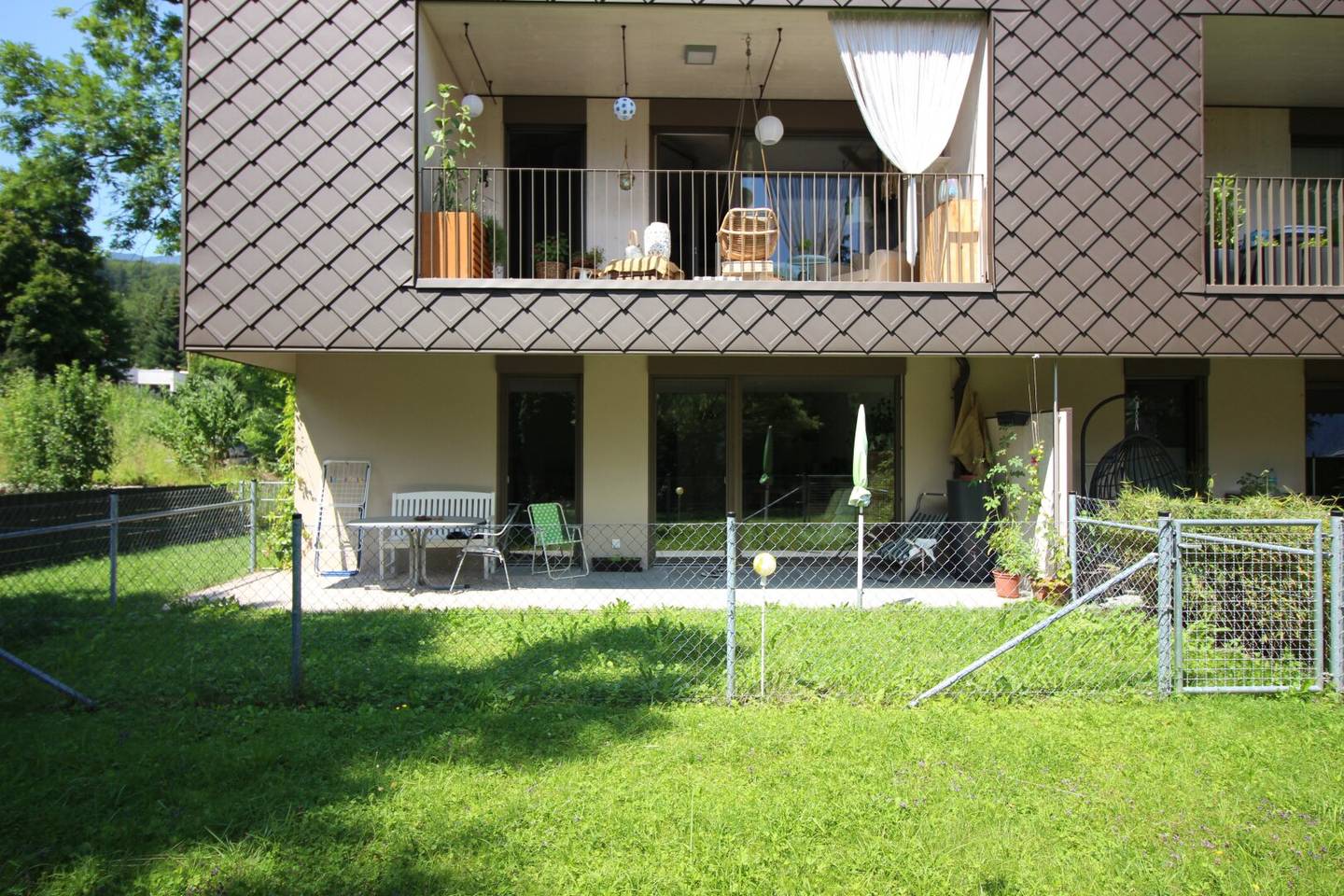 High-quality 2-room garden apartment with carport in sought-after location