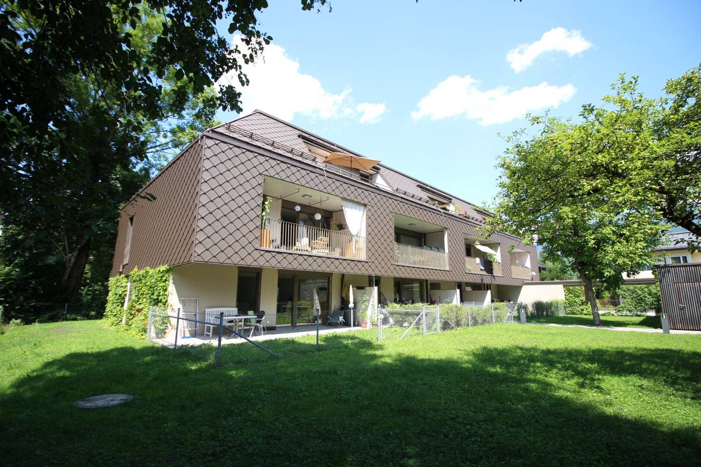 High-quality 2-room garden apartment with carport in sought-after location