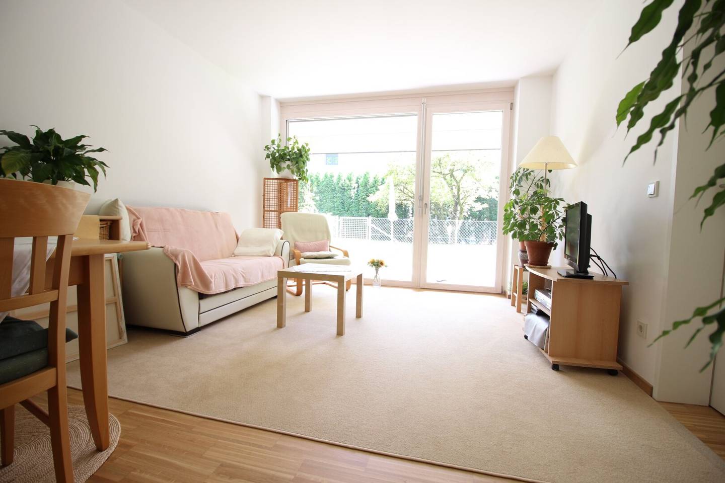 High-quality 2-room garden apartment with carport in sought-after location