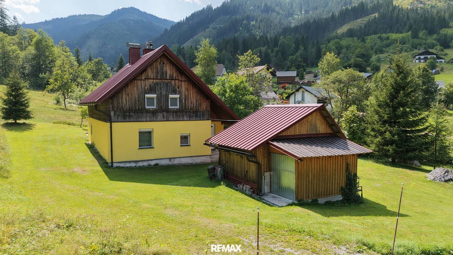 "Ländliche Idylle mit herrlichem Bergpanorama - Wohnhaus mit Garage, Nebengebäuden und viel Grund"