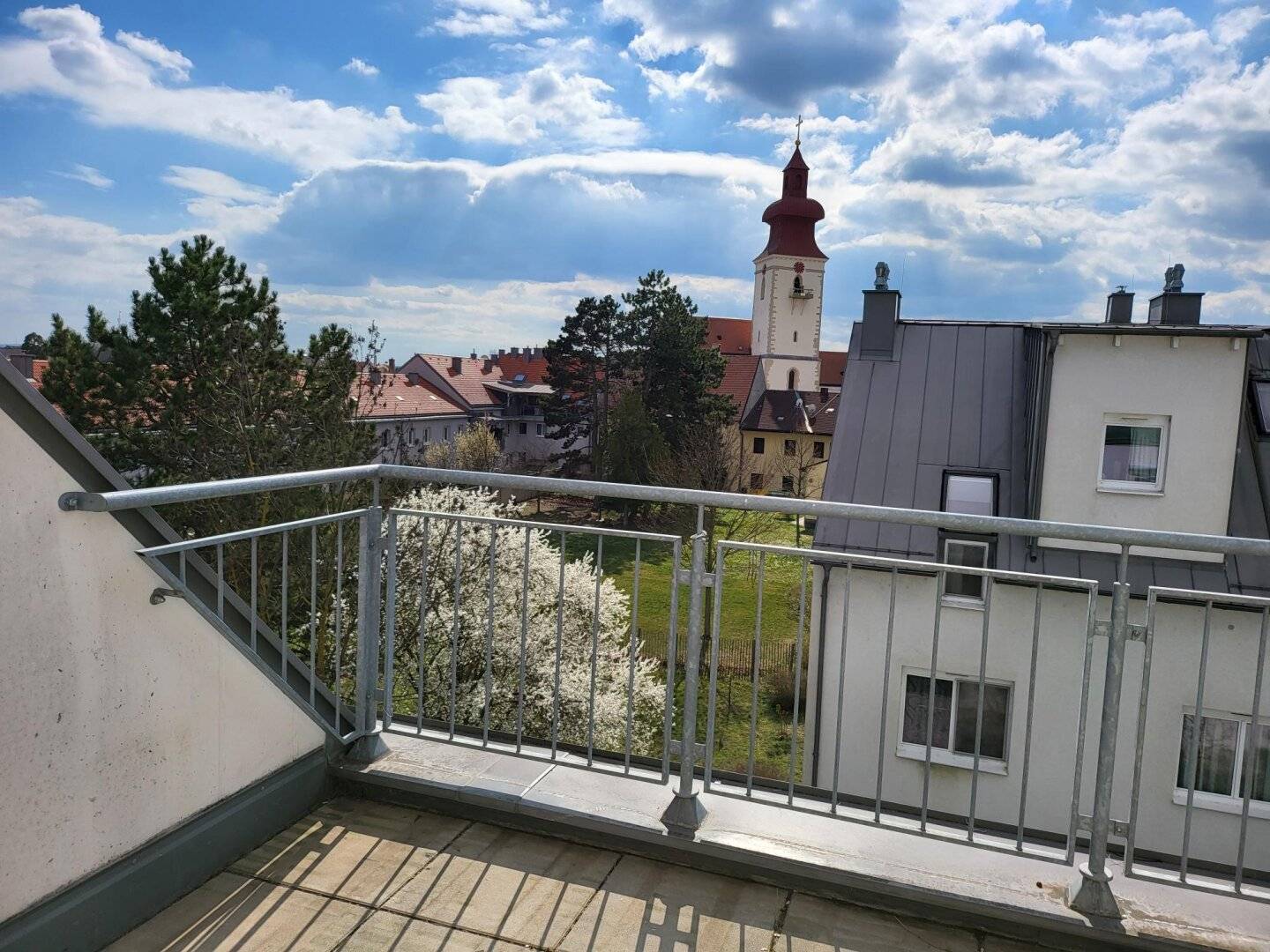 Permanent 4-room apartment with balcony and terrace!