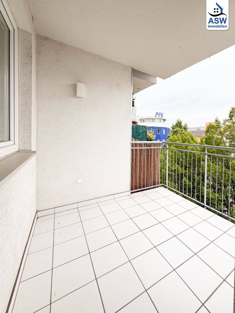 Perfectly laid out 2-room apartment with beautiful kitchen and loggia
