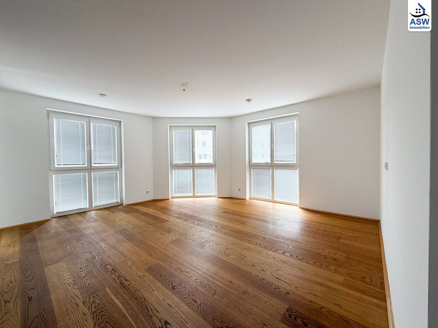 Perfectly laid out 2-room apartment with beautiful kitchen and loggia