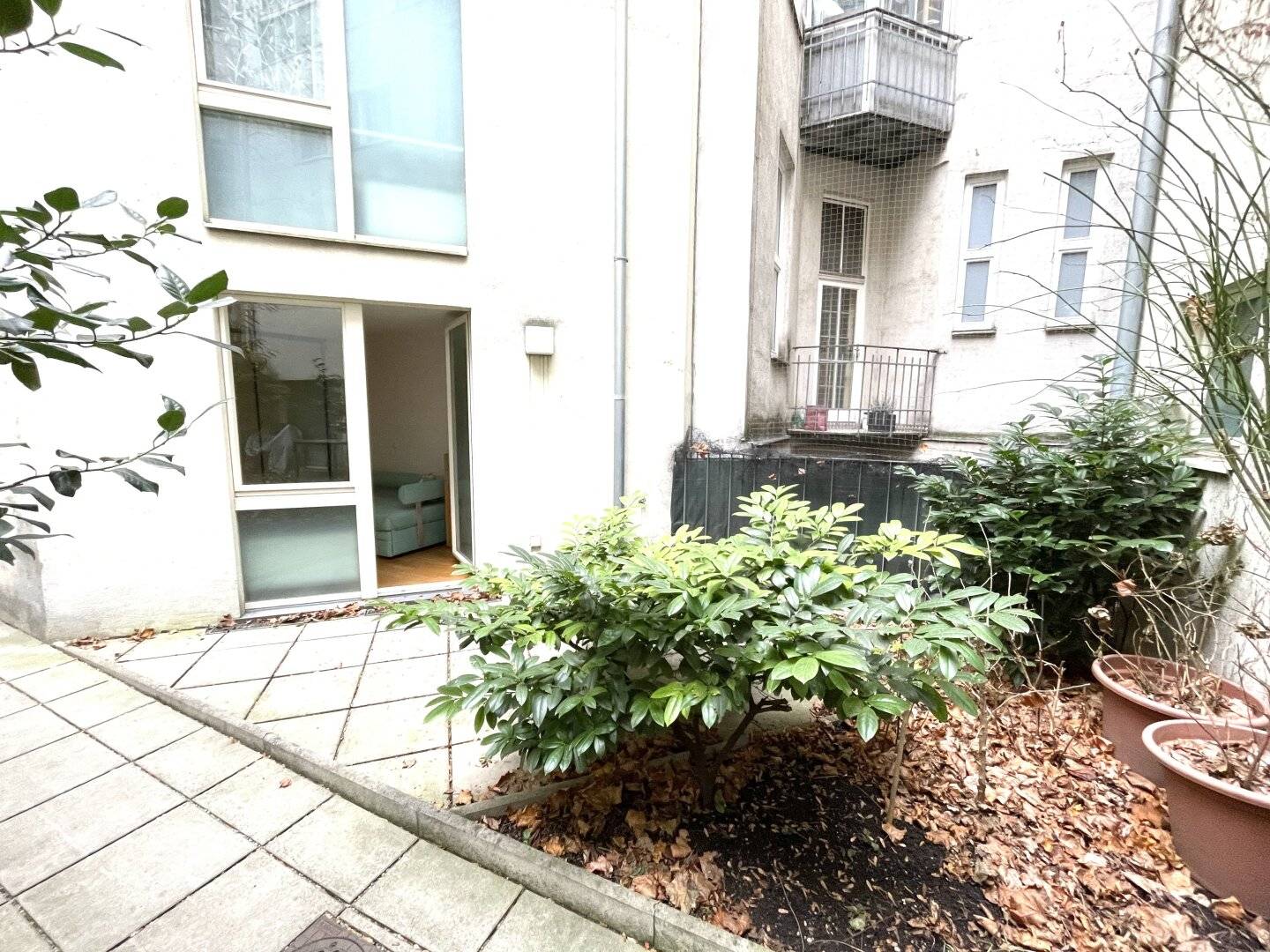 Charming apartment in well maintained new building with terrace &amp; parking in top location