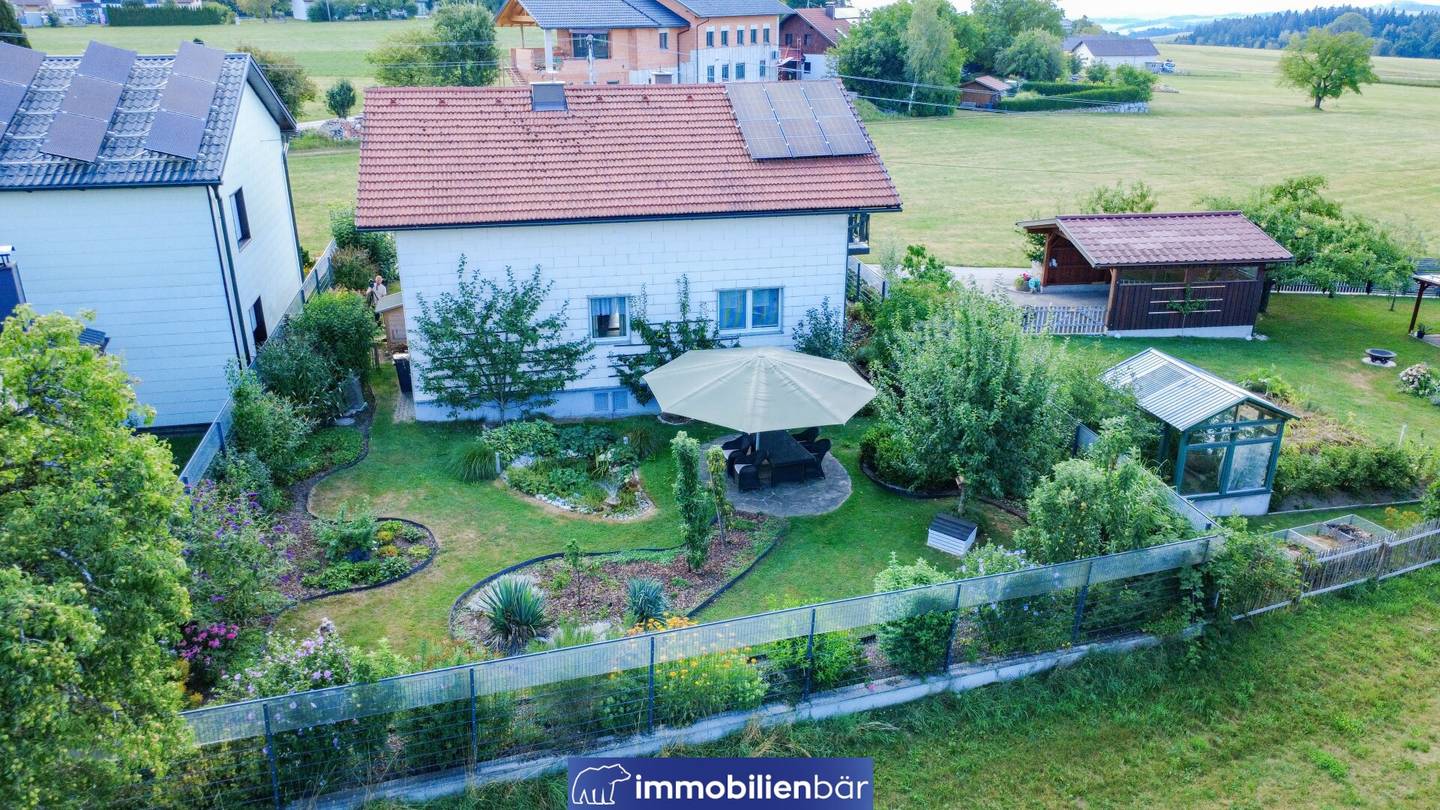 Idyllisches Einfamilienhaus mit weitläufigem Garten