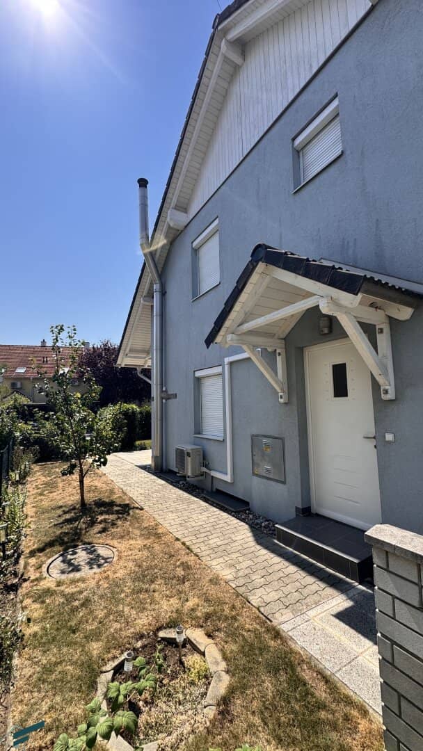 Doppelhaushälfte in Gramatneusiedl – 4 Zimmer, Klimaanlage, Solaranlage, Garten, Terrasse, Stellplatz!