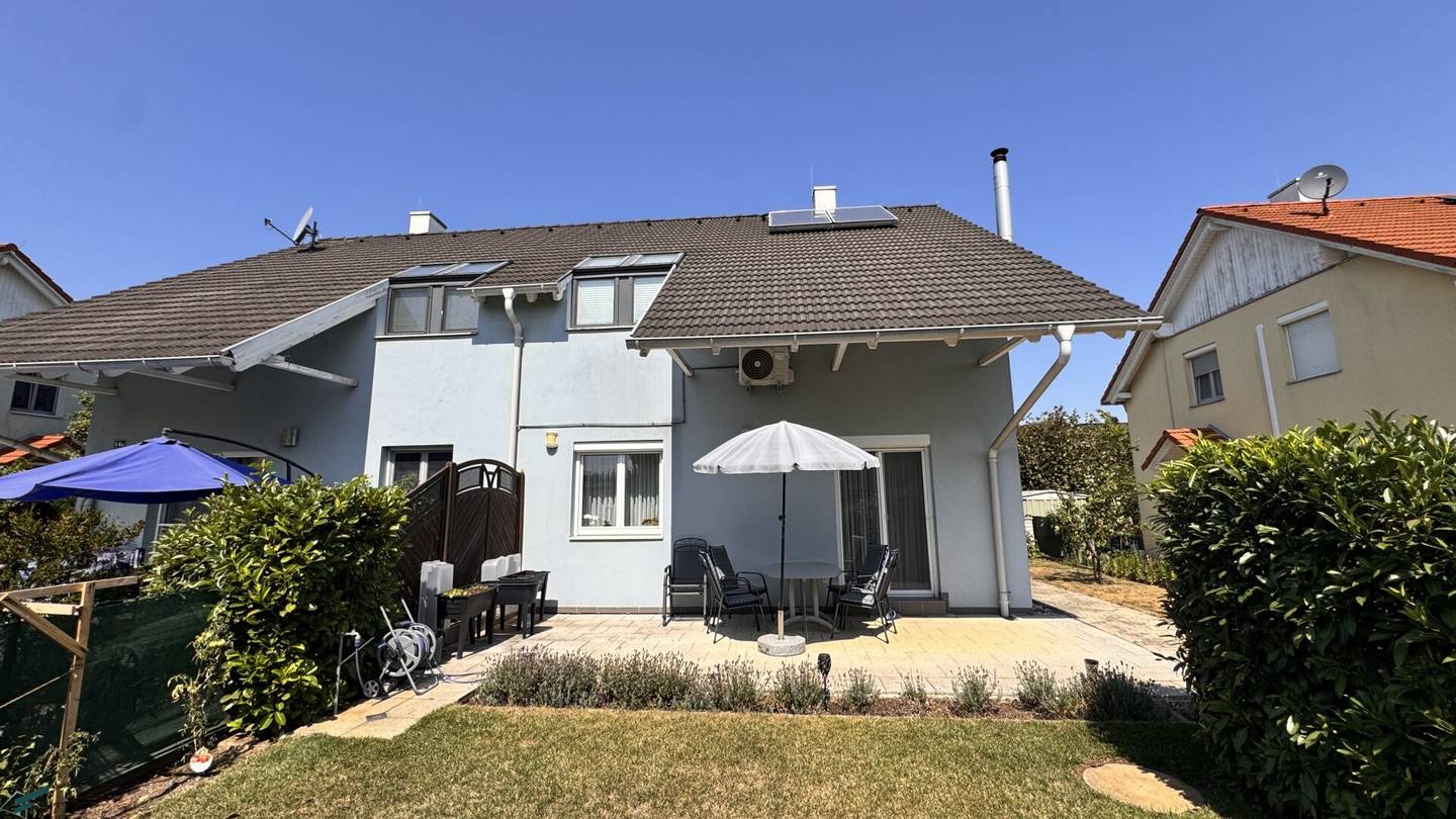 Doppelhaushälfte in Gramatneusiedl – 4 Zimmer, Klimaanlage, Solaranlage, Garten, Terrasse, Stellplatz!