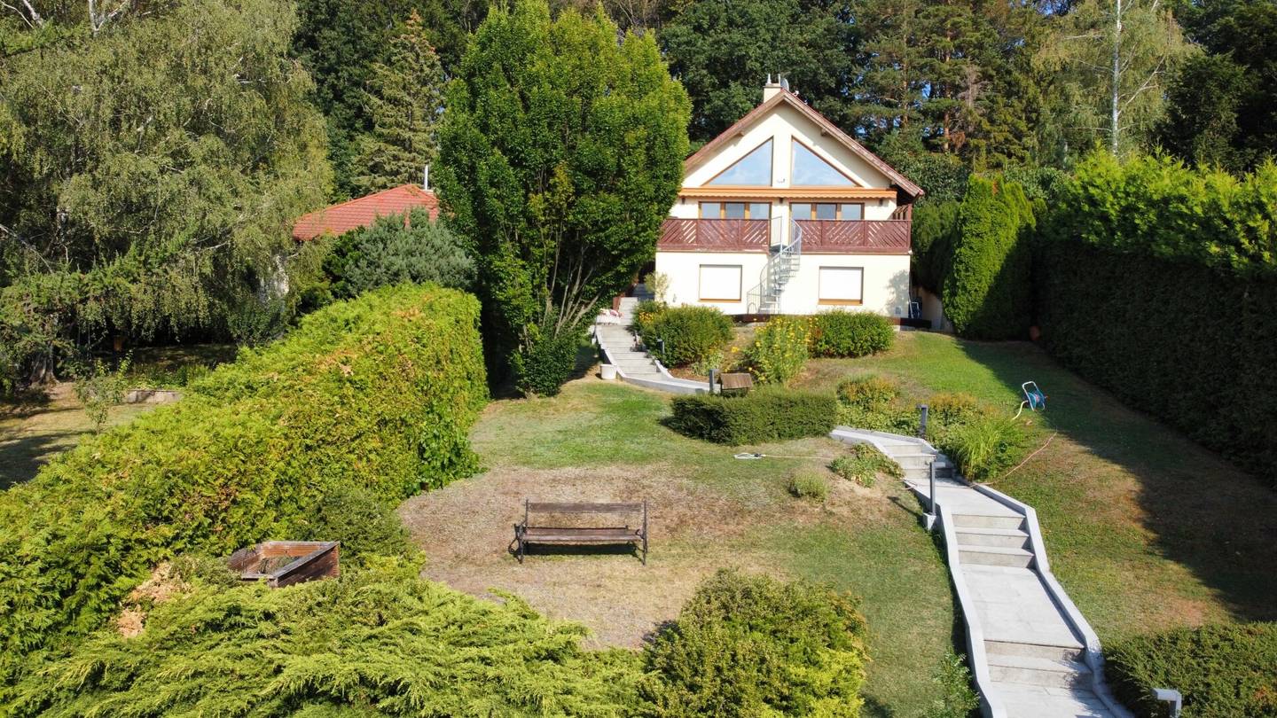 Top quiet location with magnificent distant view, 20 minutes from Vienna, 45 minutes to the Vienna State Opera