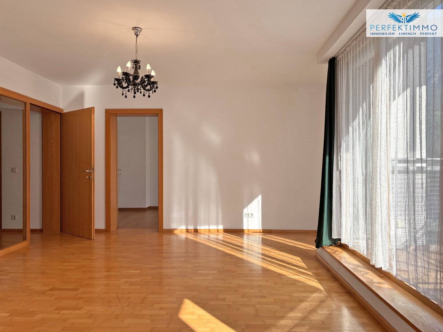 Very large 2-room apartment with covered parking space