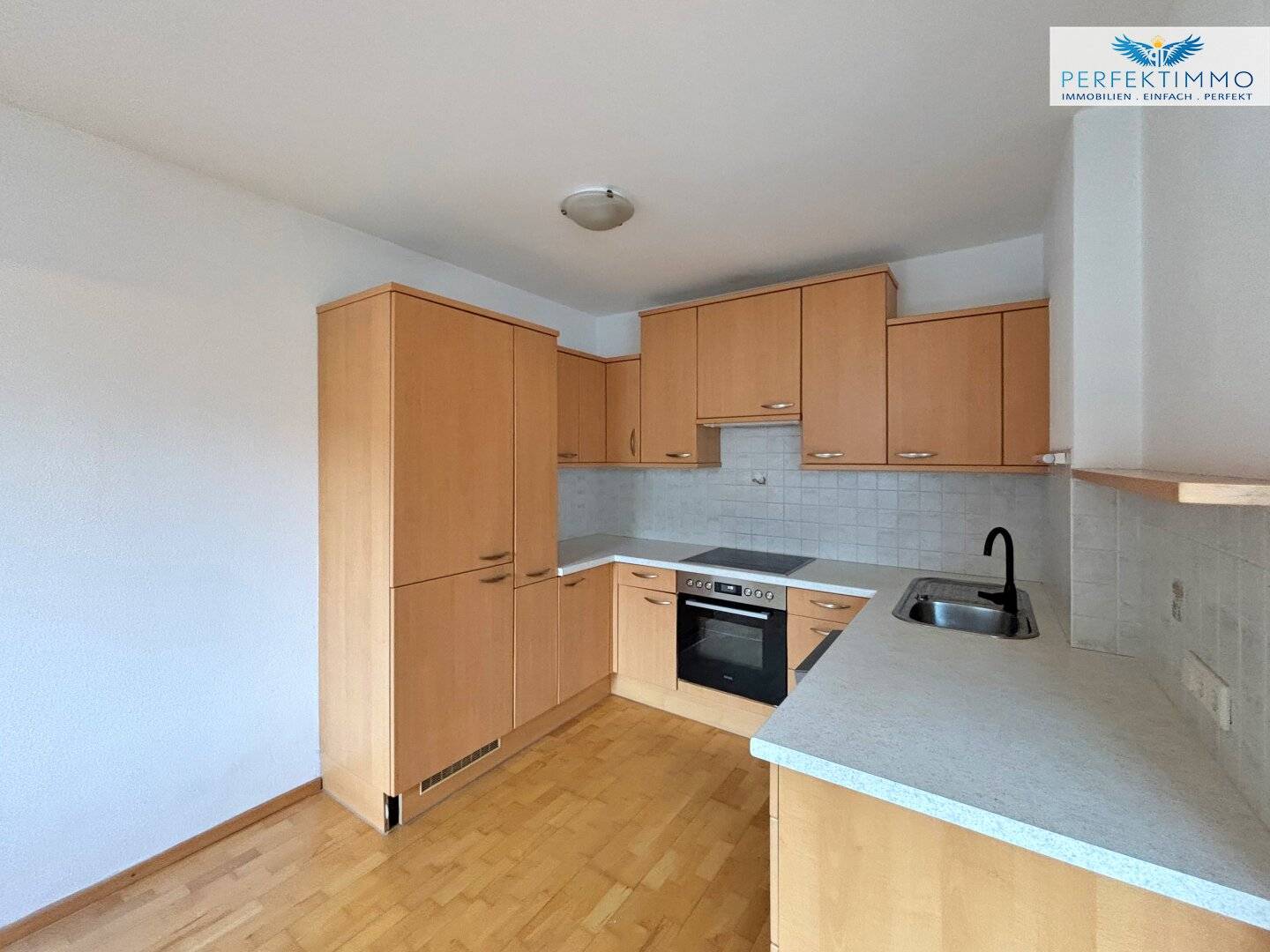 Very large 2-room apartment with covered parking space