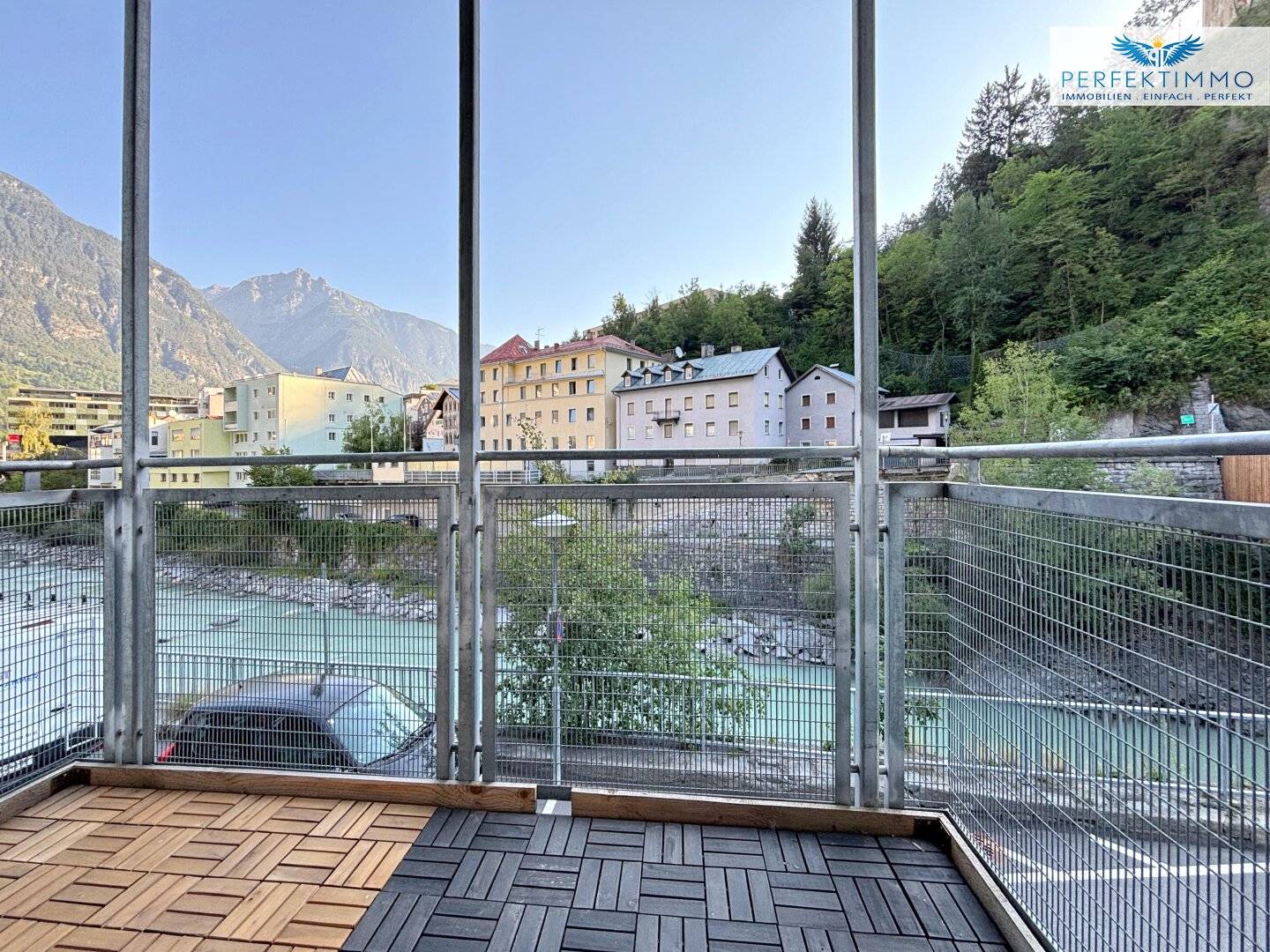 Very large 2-room apartment with covered parking space