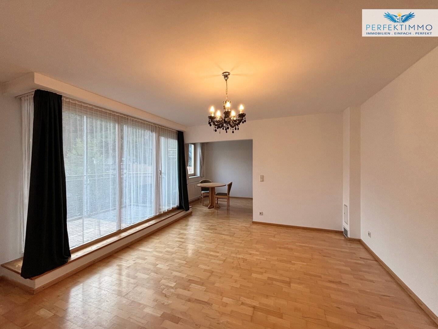 Very large 2-room apartment with covered parking space