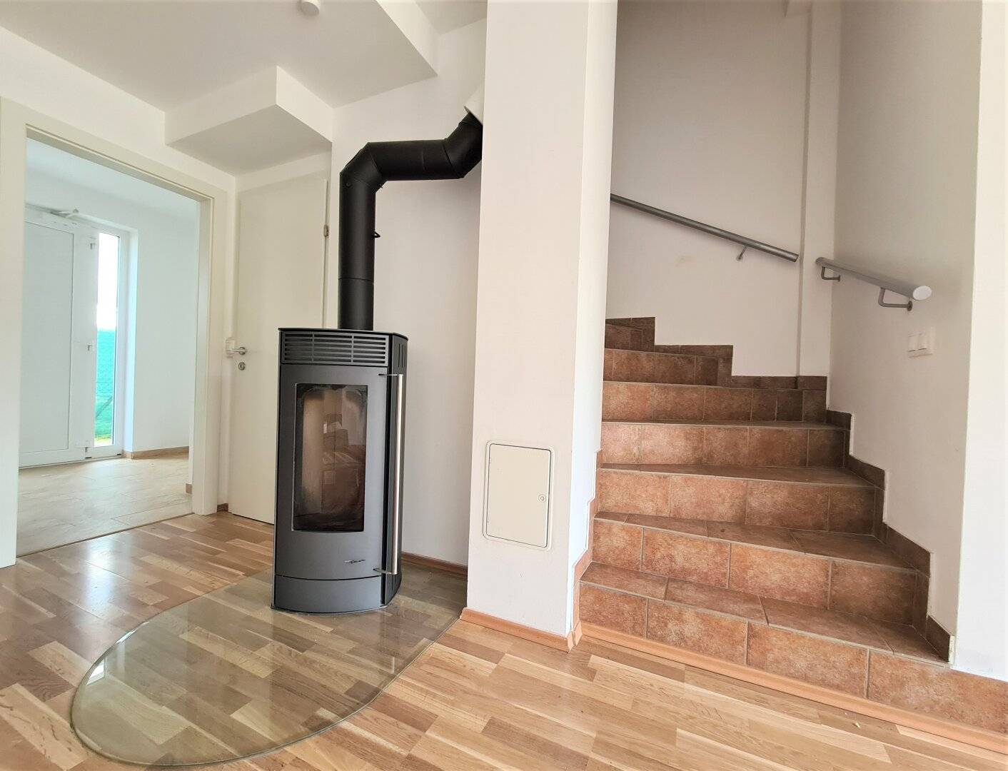 Beautiful maisonette apartment with roof terrace, garden and carport